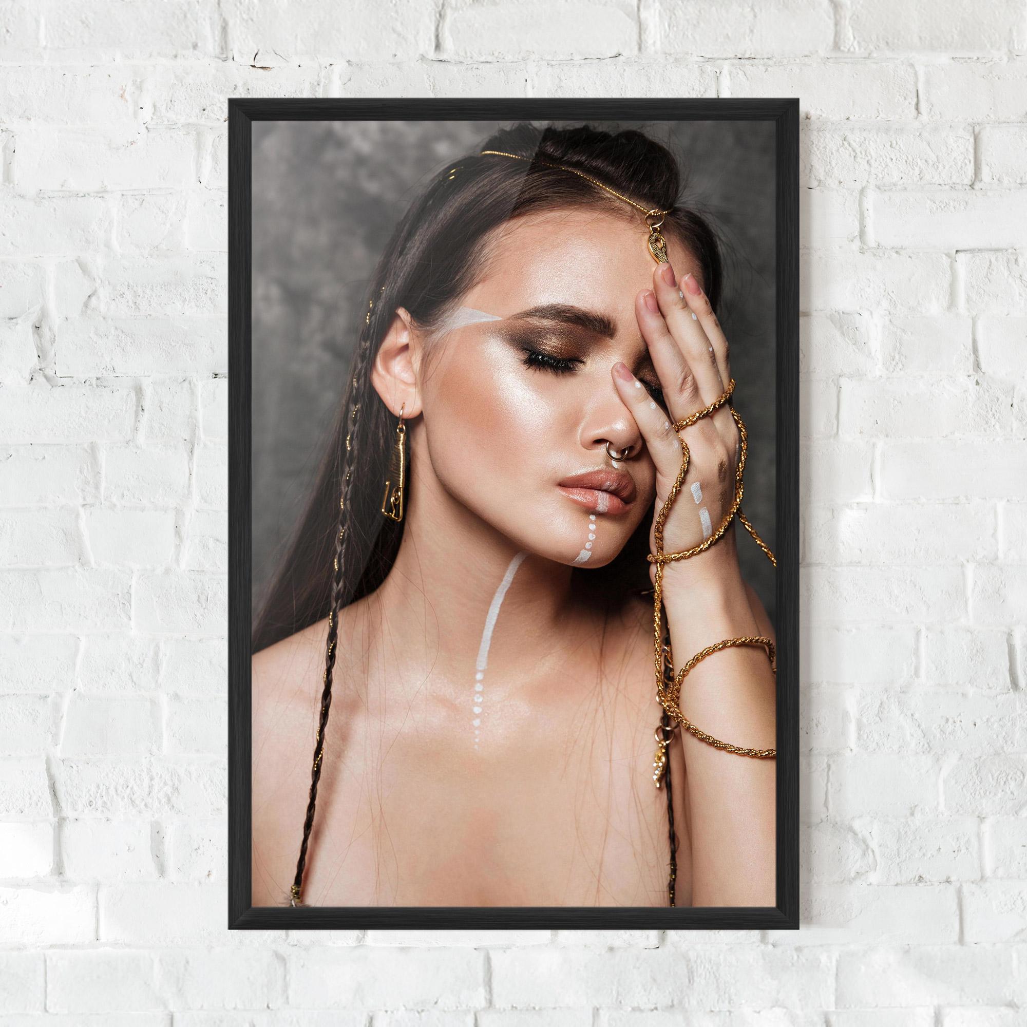 Gerahmte Poster Gold Hand Accessory mockup 0