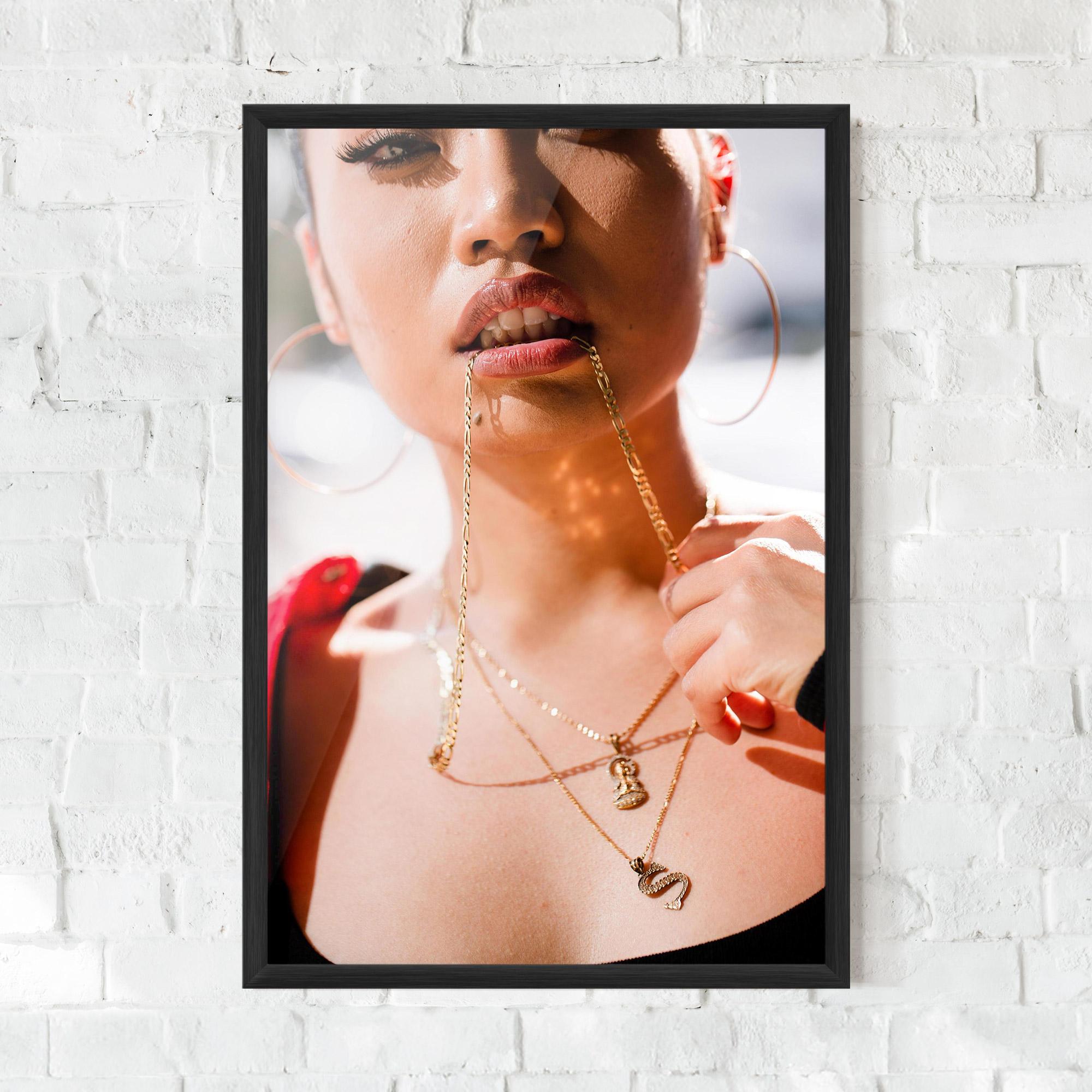 Gerahmte Poster S Gold Necklace mockup 0