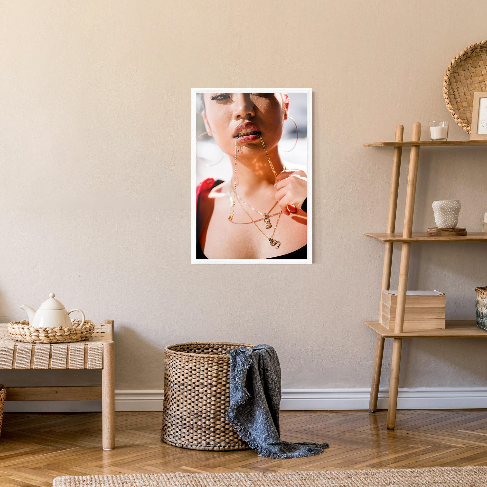Gerahmte Poster S Gold Necklace mockup 9