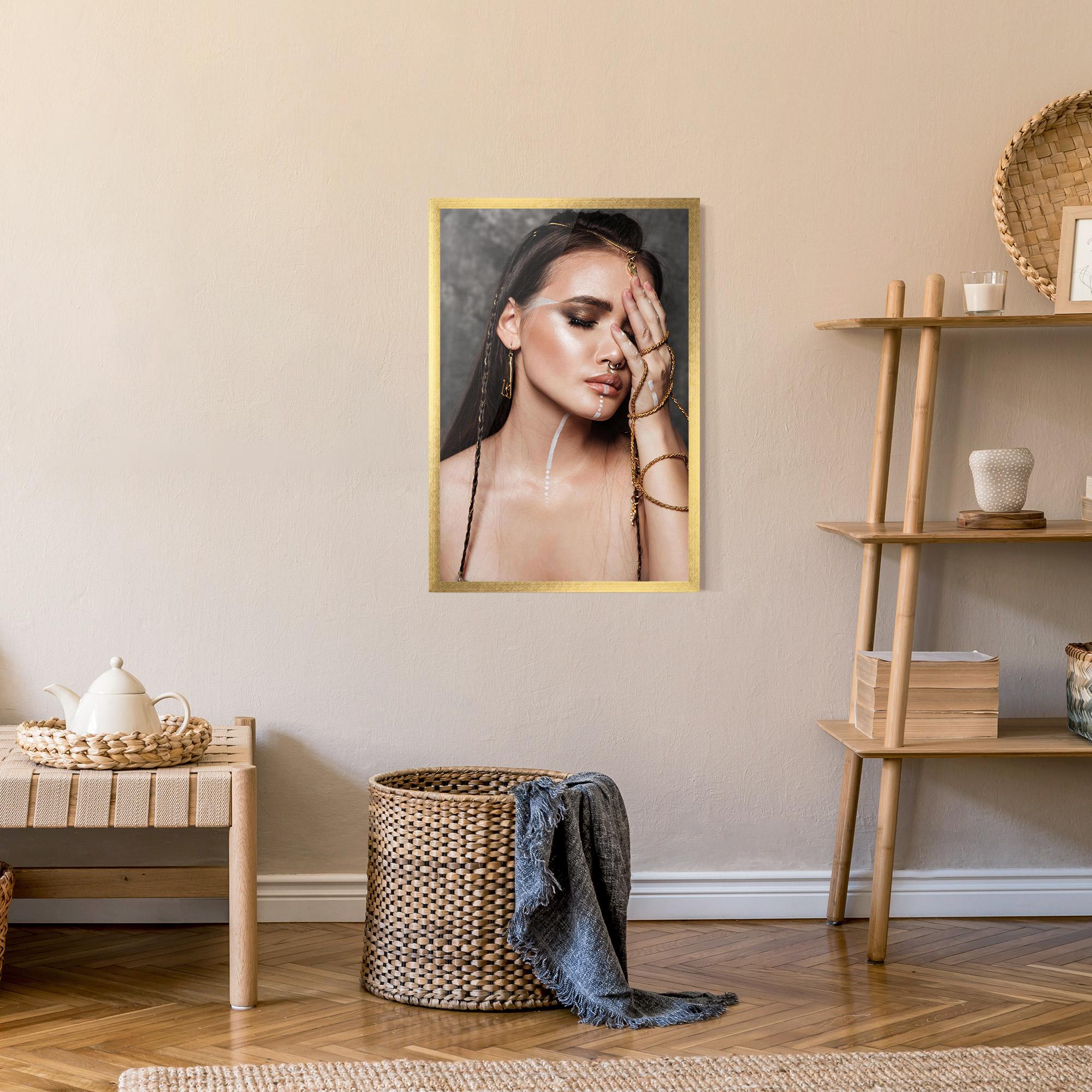 Gerahmte Poster Gold Hand Accessory mockup 9