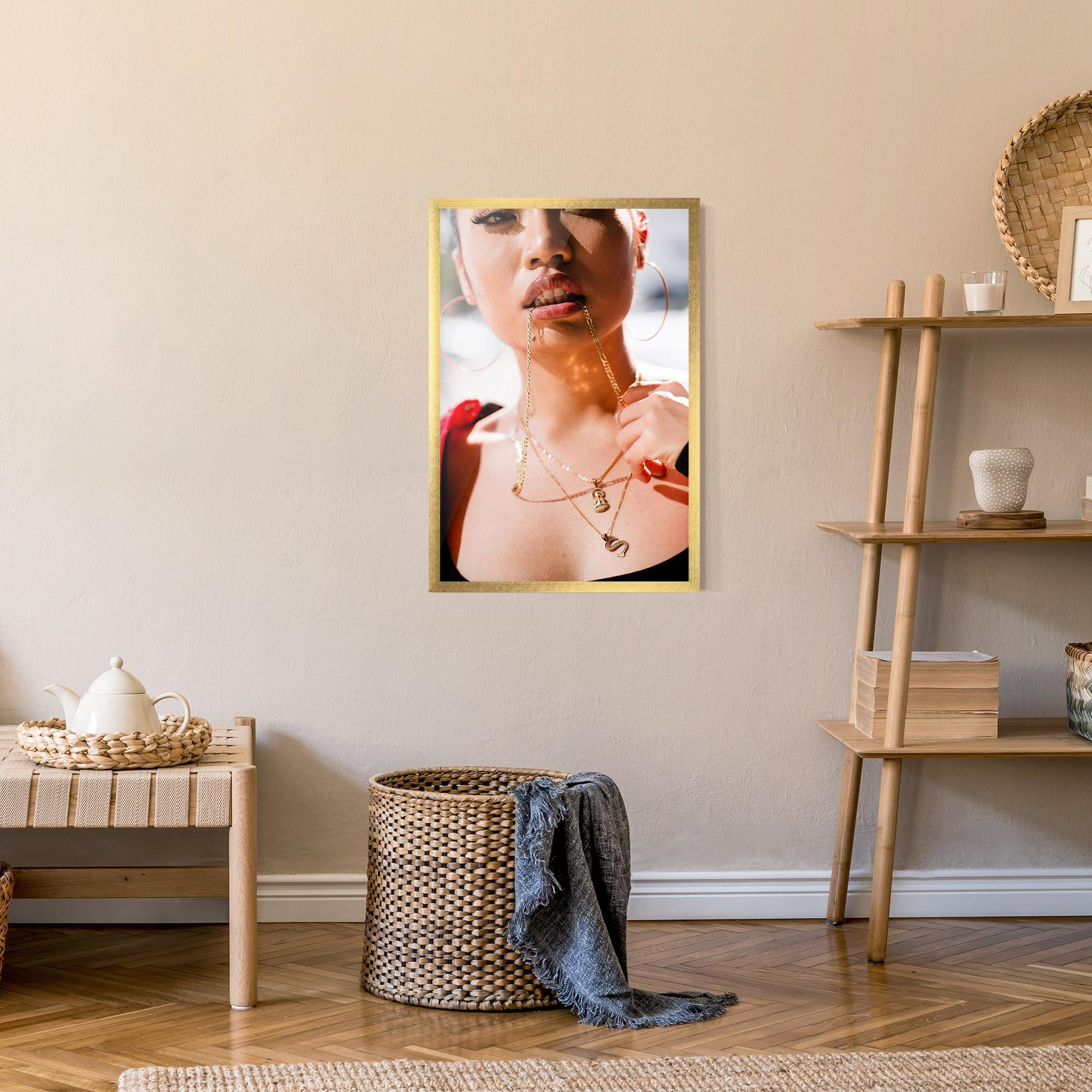 Gerahmte Poster S Gold Necklace mockup 9