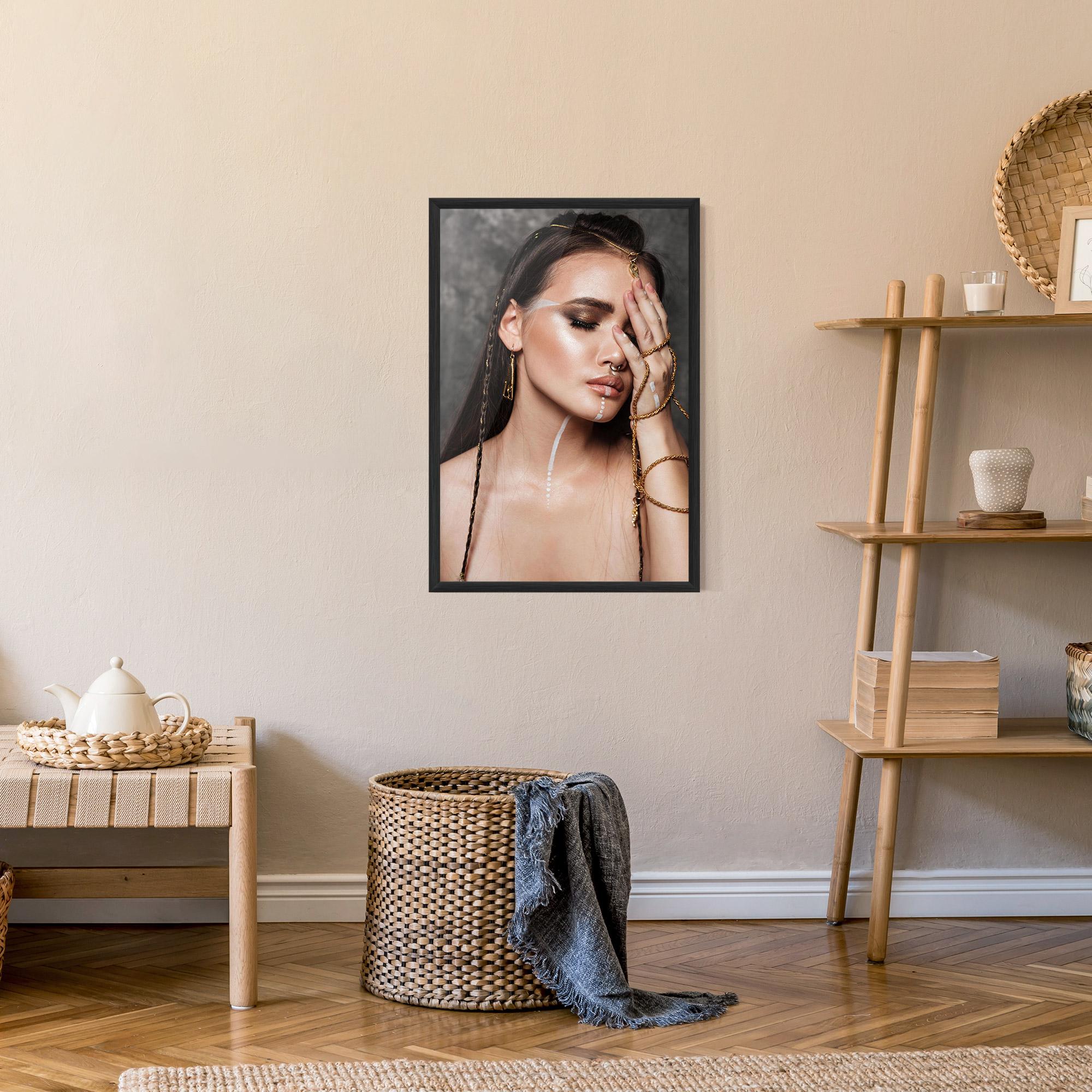 Gerahmte Poster Gold Hand Accessory mockup 9