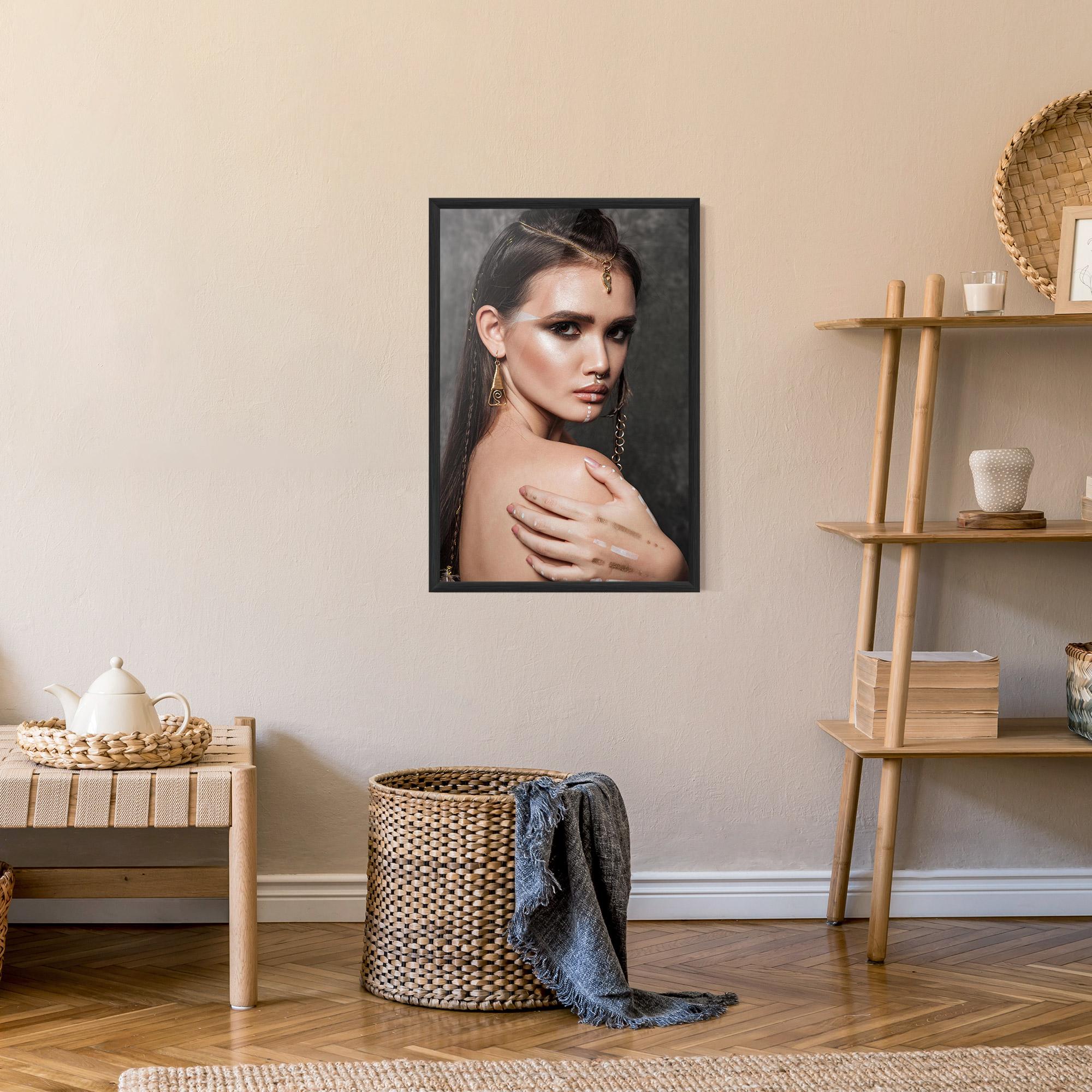 Gerahmte Poster Gold Triangle Earring mockup 9