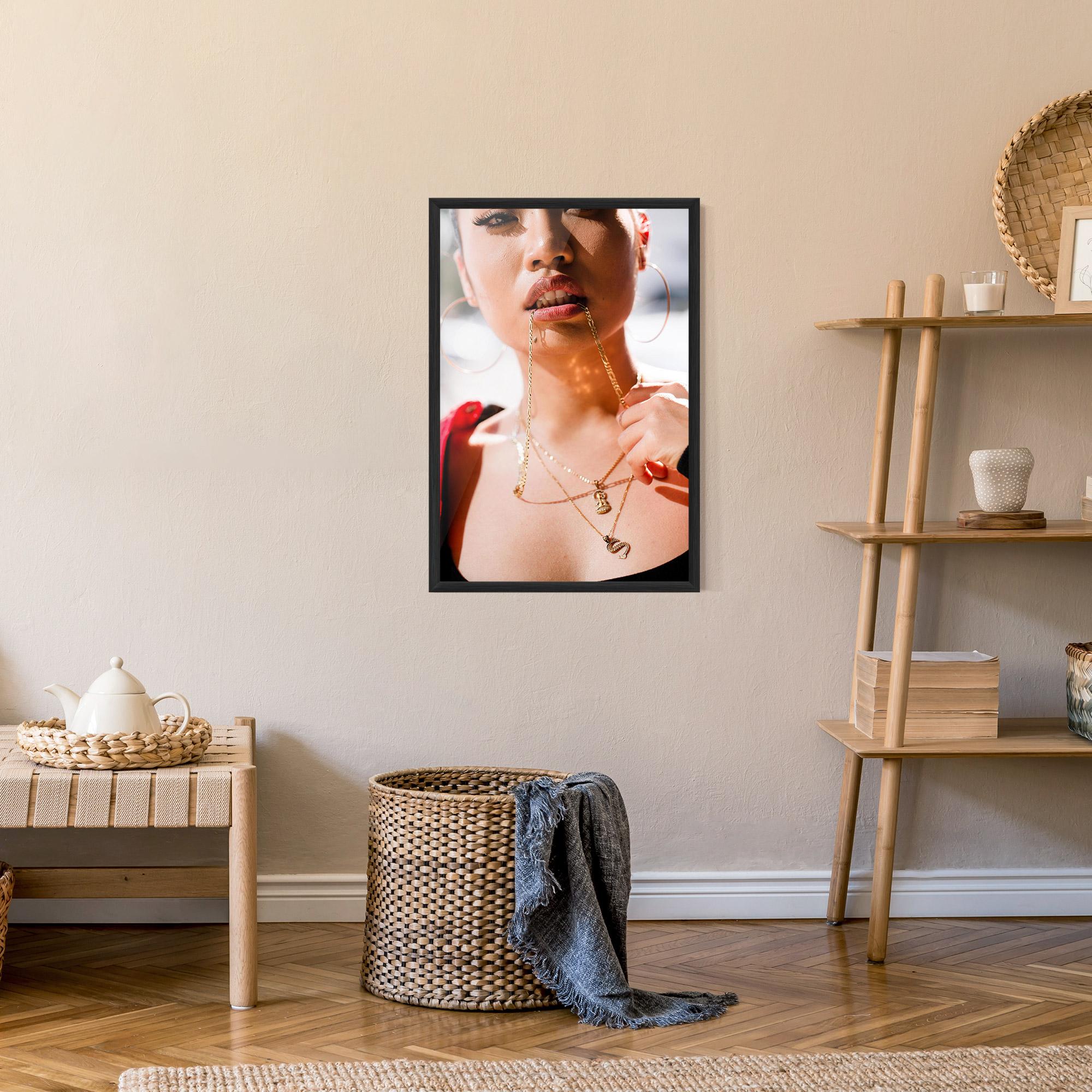 Gerahmte Poster S Gold Necklace mockup 9
