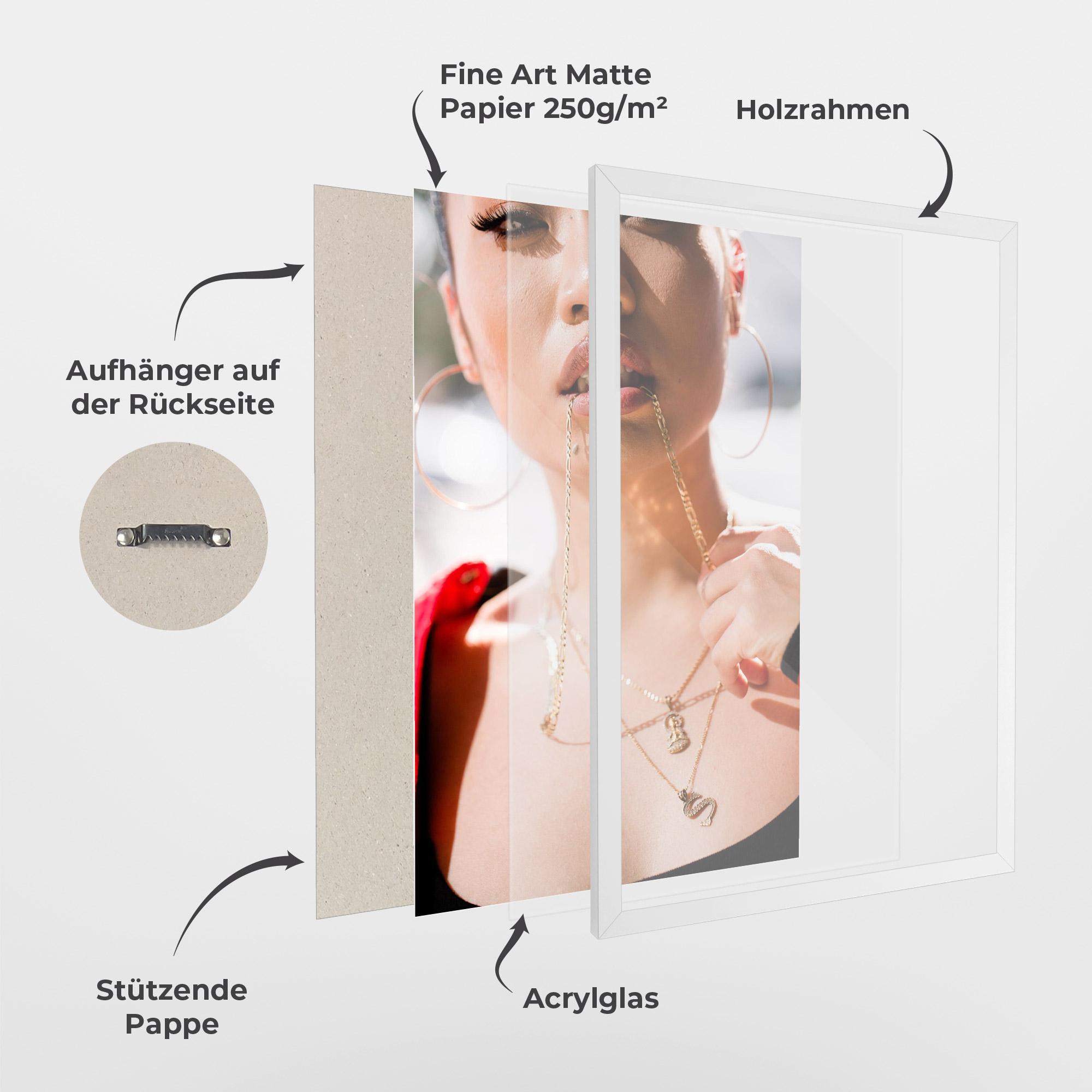 Gerahmte Poster S Gold Necklace mockup 1