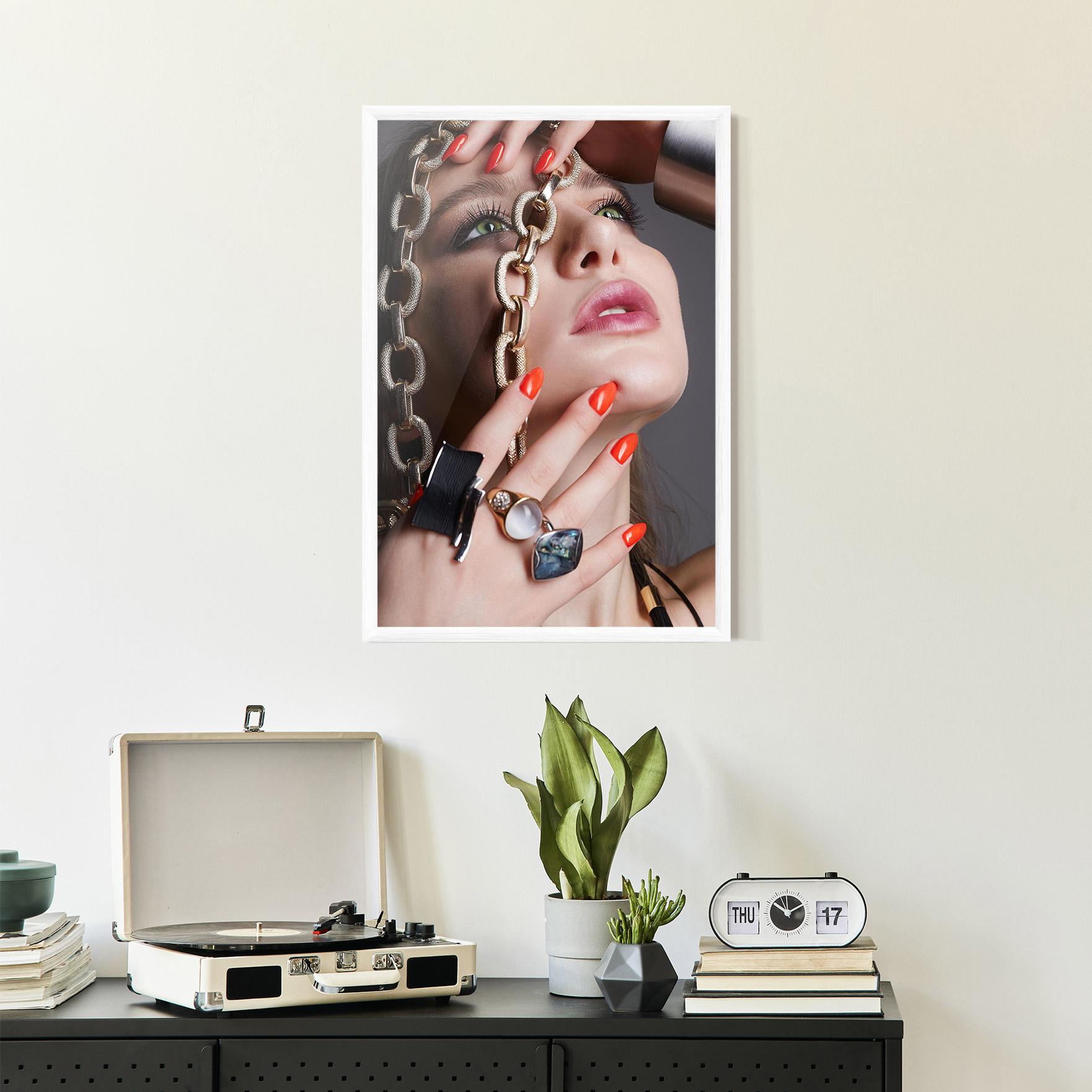 Gerahmte Poster Big Chain Woman mockup 2
