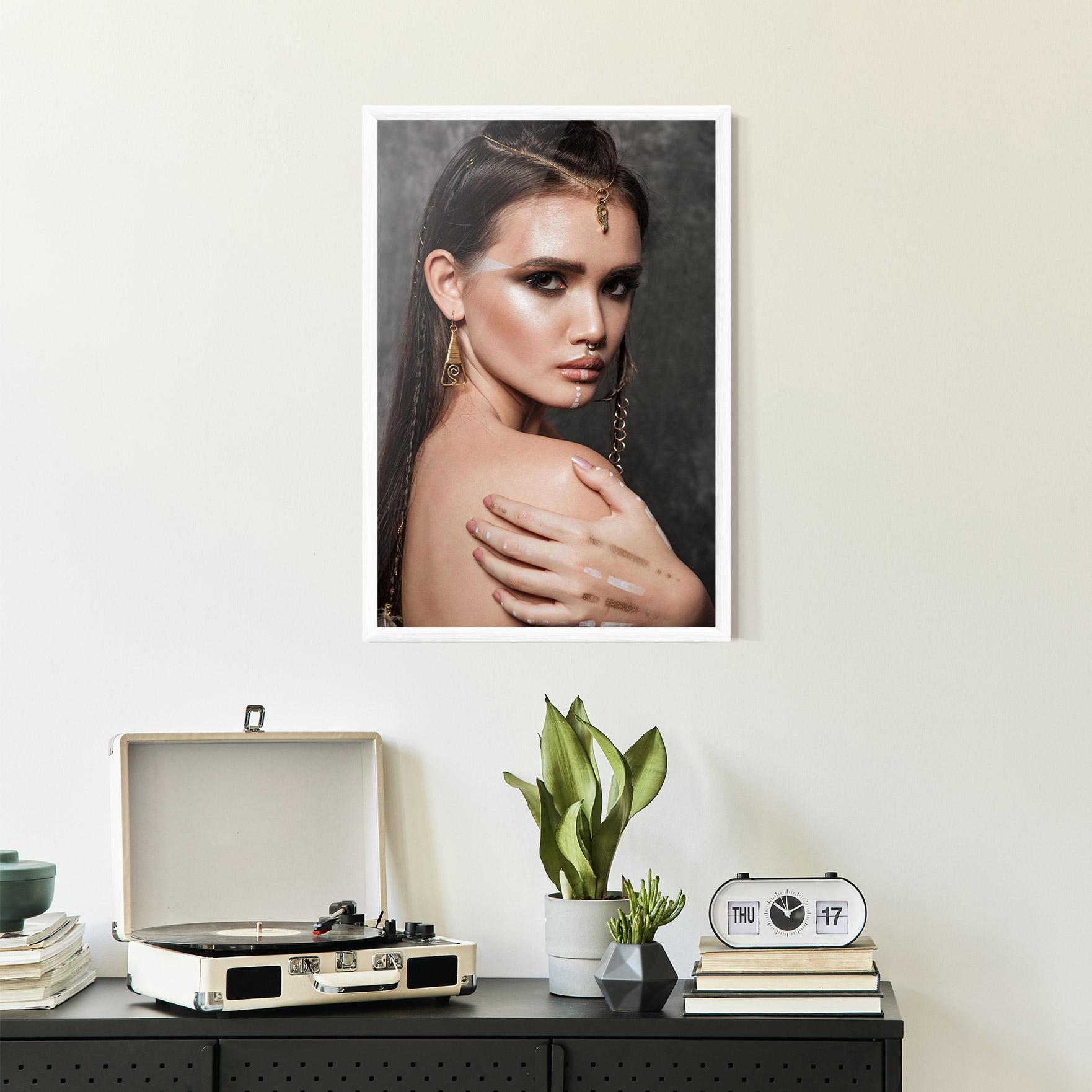 Gerahmte Poster Gold Triangle Earring mockup 2