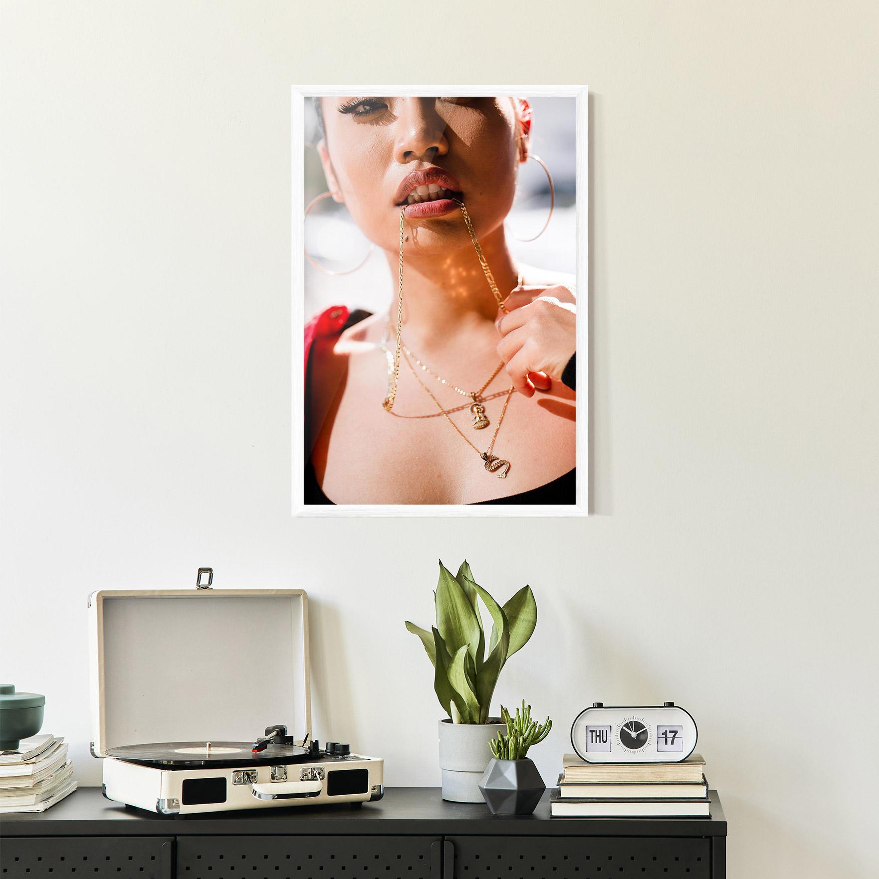 Gerahmte Poster S Gold Necklace mockup 2