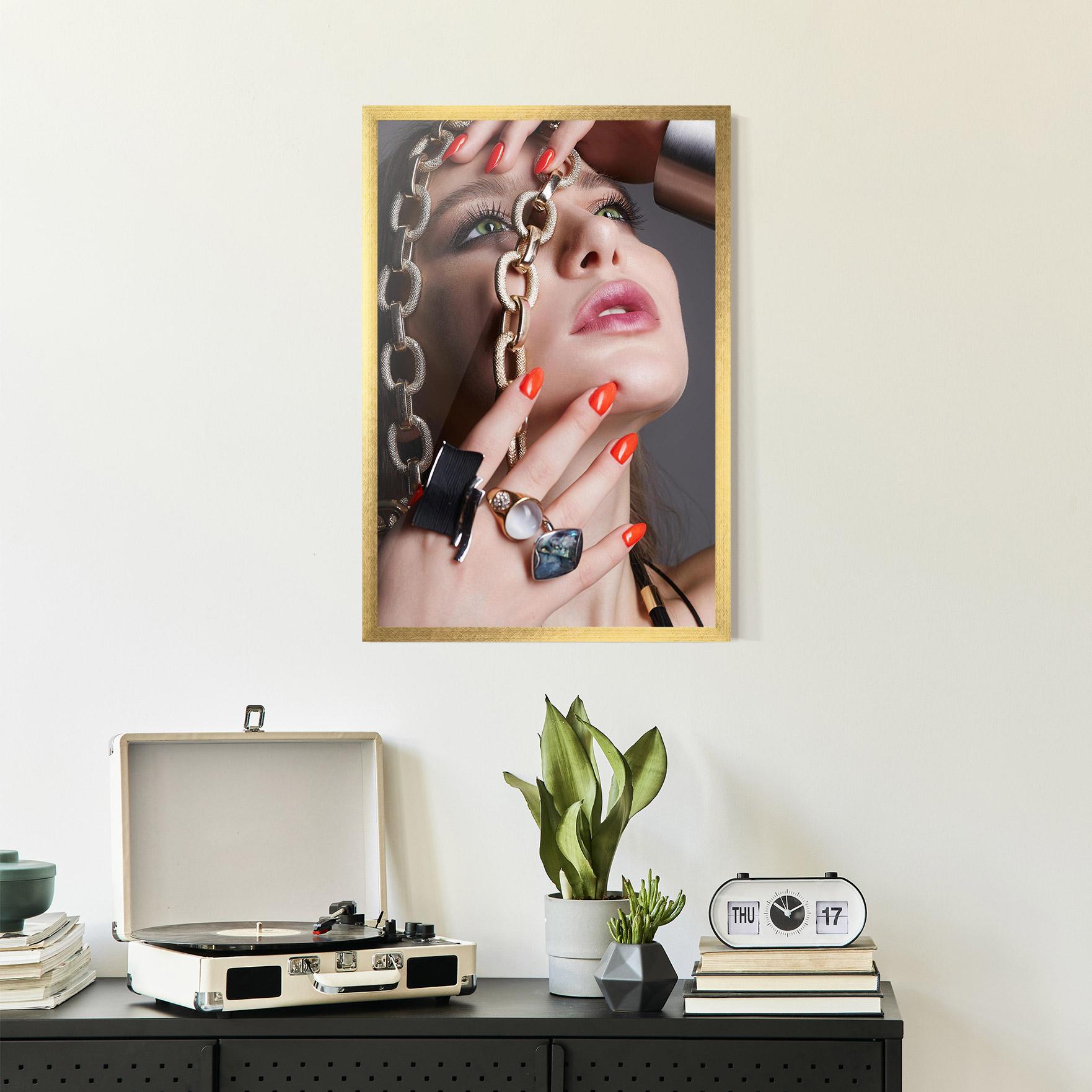 Gerahmte Poster Big Chain Woman mockup 2