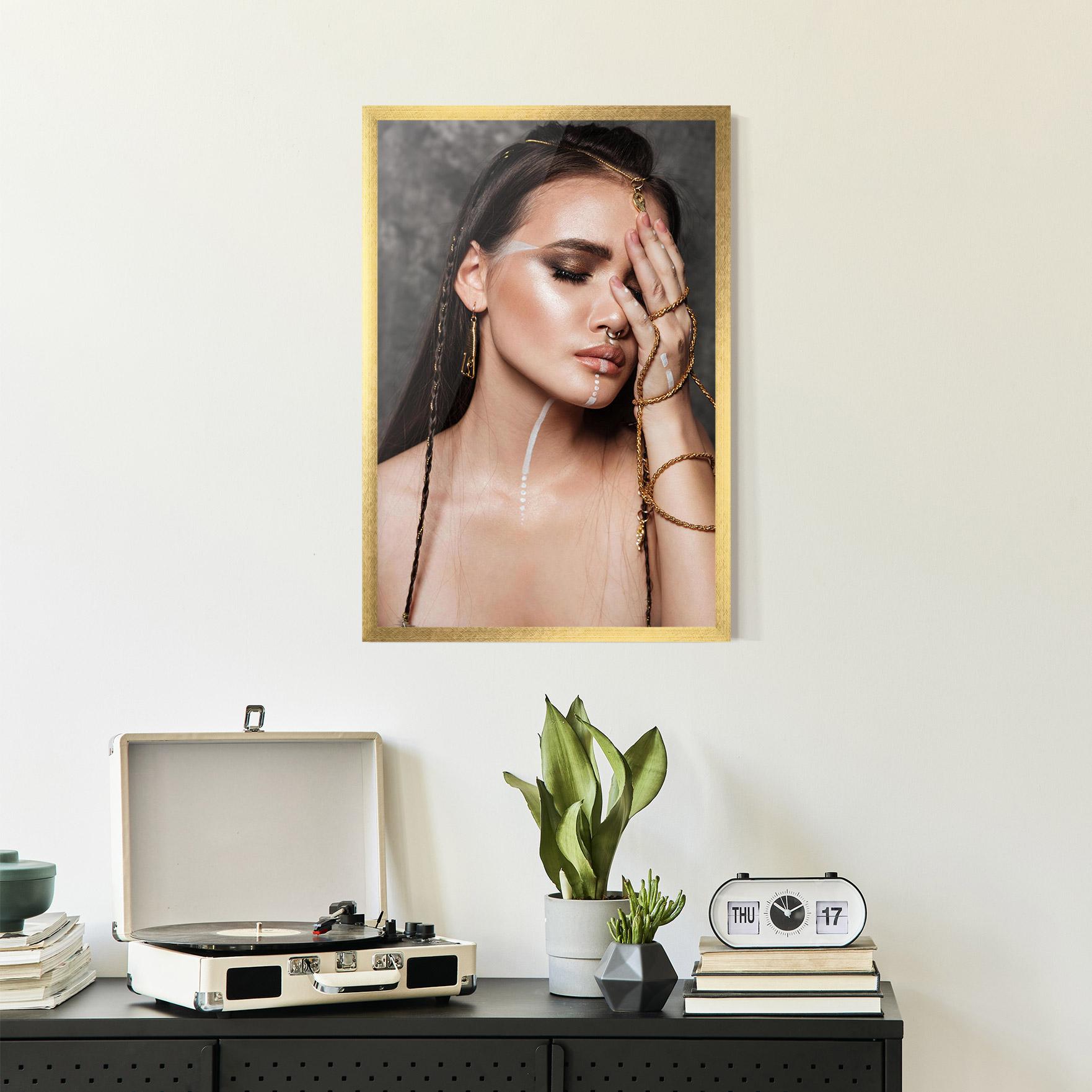 Gerahmte Poster Gold Hand Accessory mockup 2