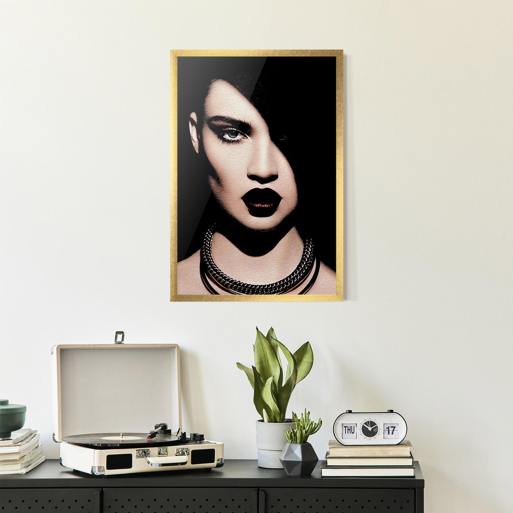 Gerahmte Poster Gold Necklace mockup 2