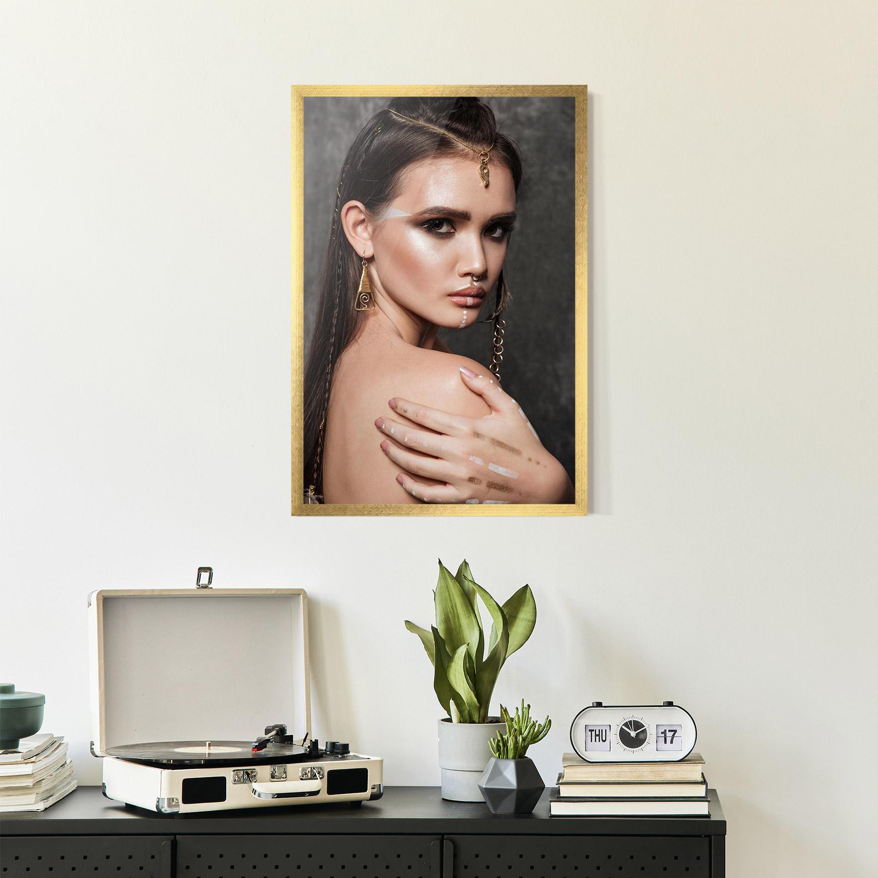 Gerahmte Poster Gold Triangle Earring mockup 2