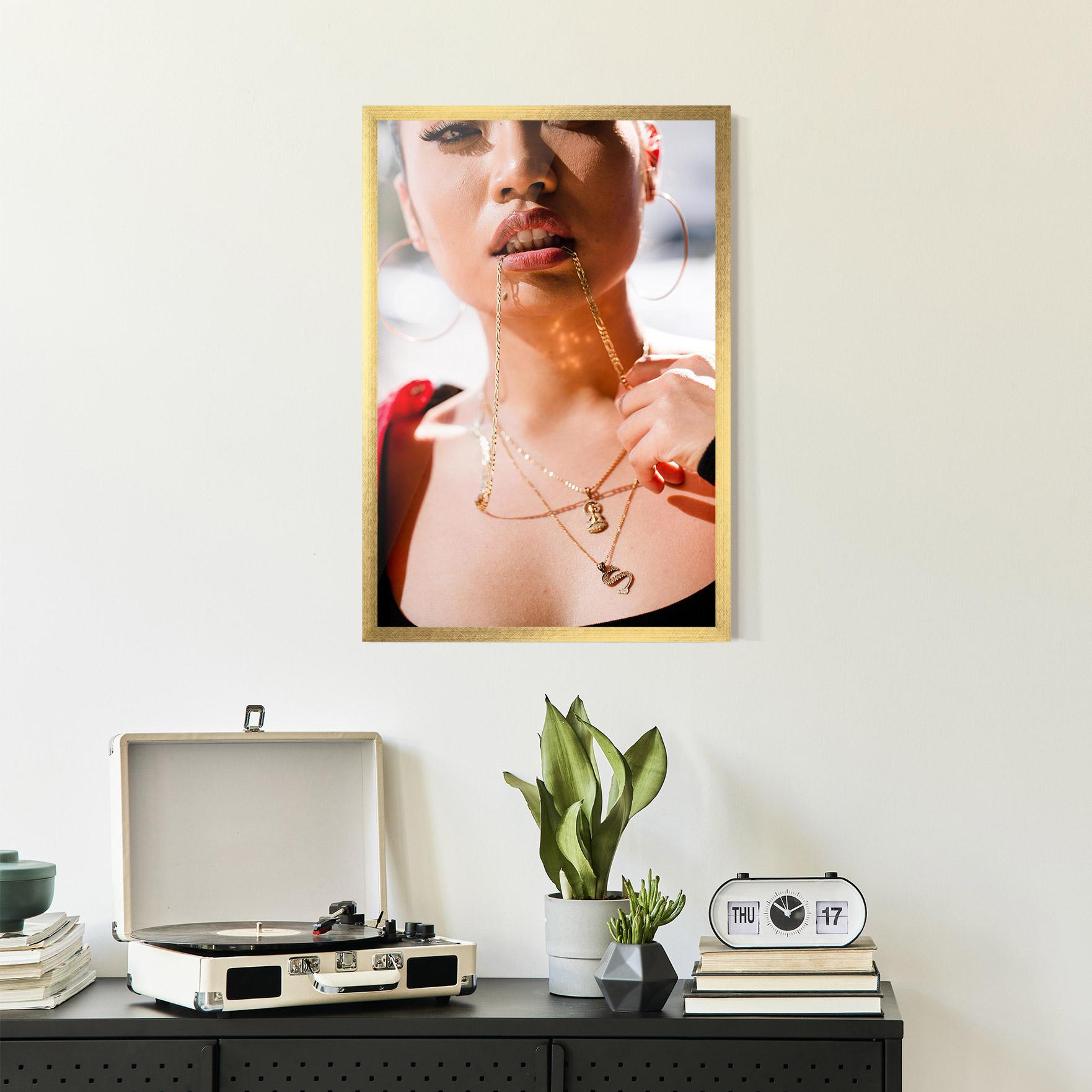 Gerahmte Poster S Gold Necklace mockup 2
