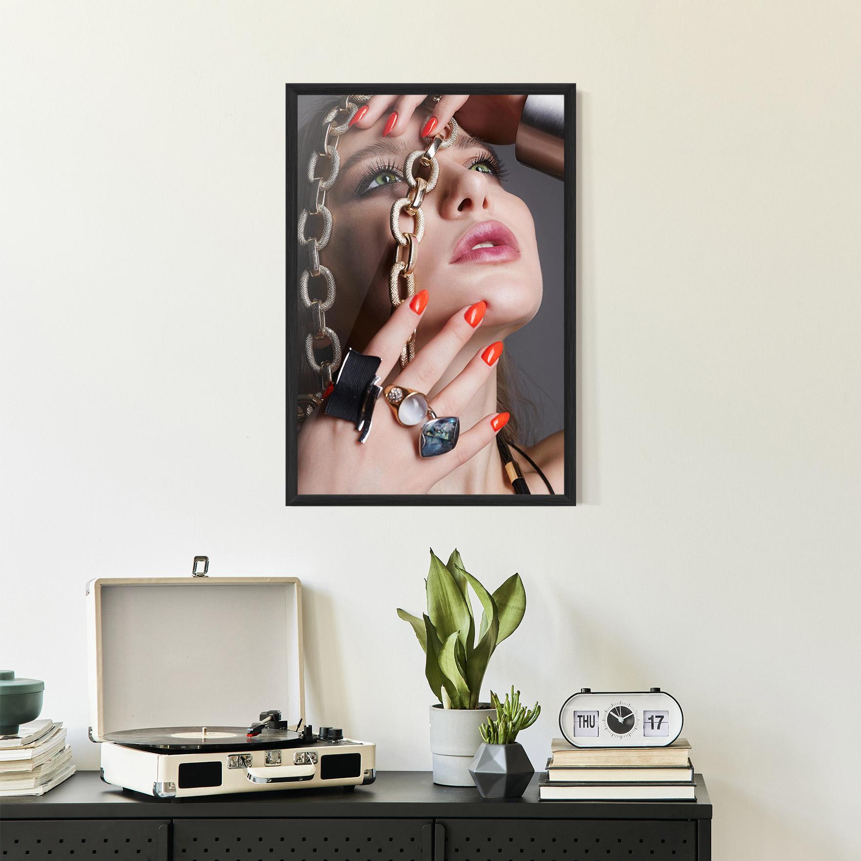 Gerahmte Poster Big Chain Woman mockup 2