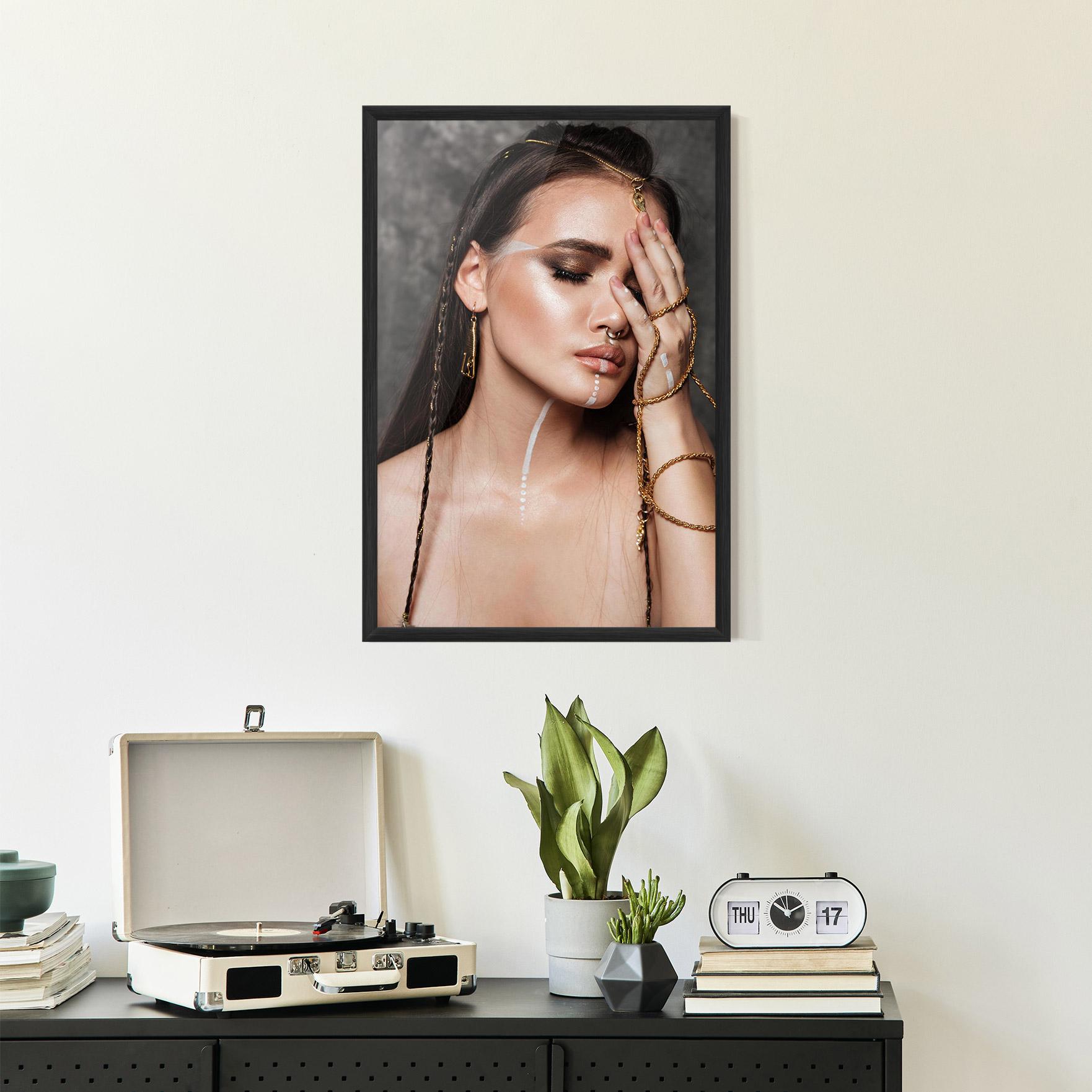 Gerahmte Poster Gold Hand Accessory mockup 2