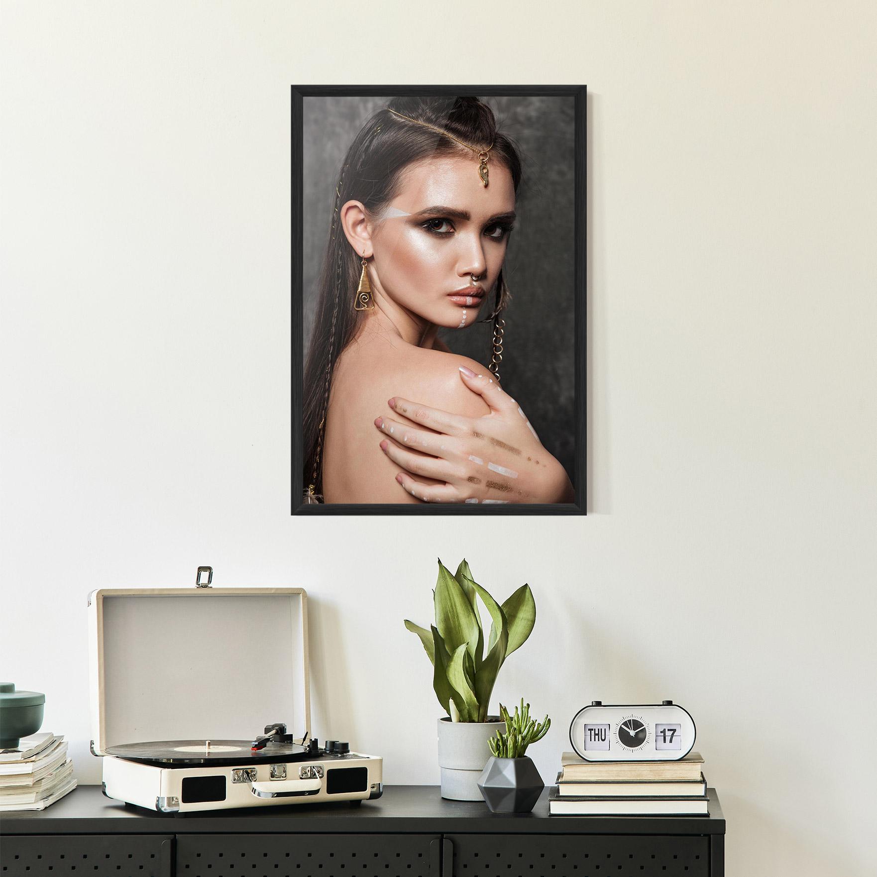 Gerahmte Poster Gold Triangle Earring mockup 2