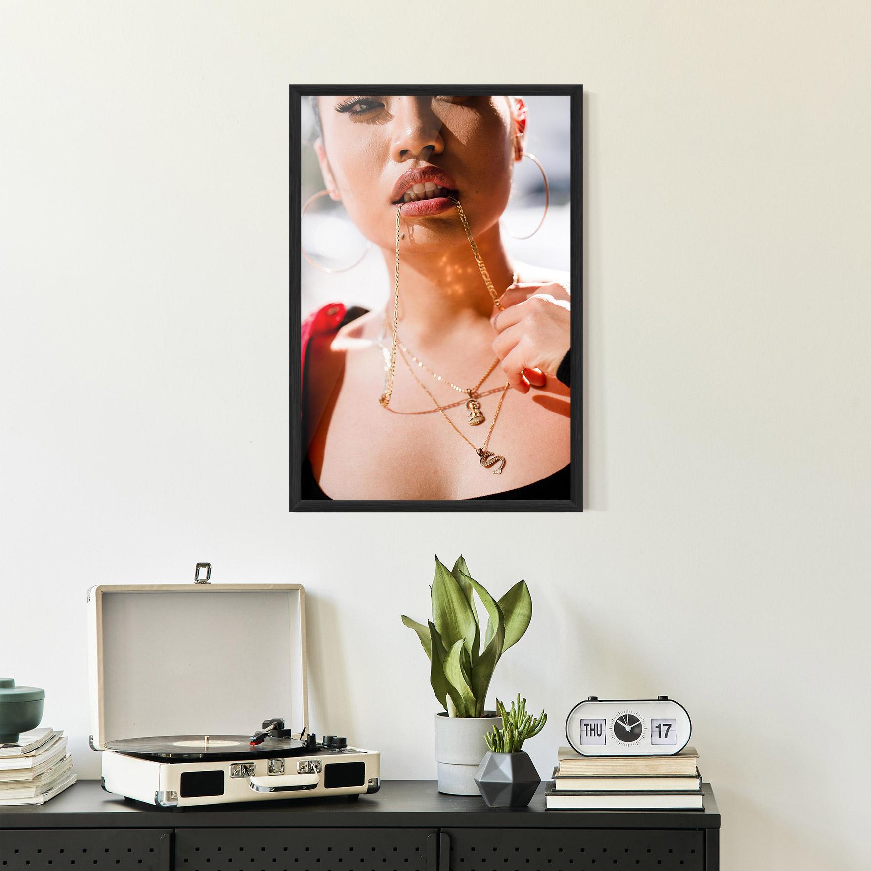 Gerahmte Poster S Gold Necklace mockup 2