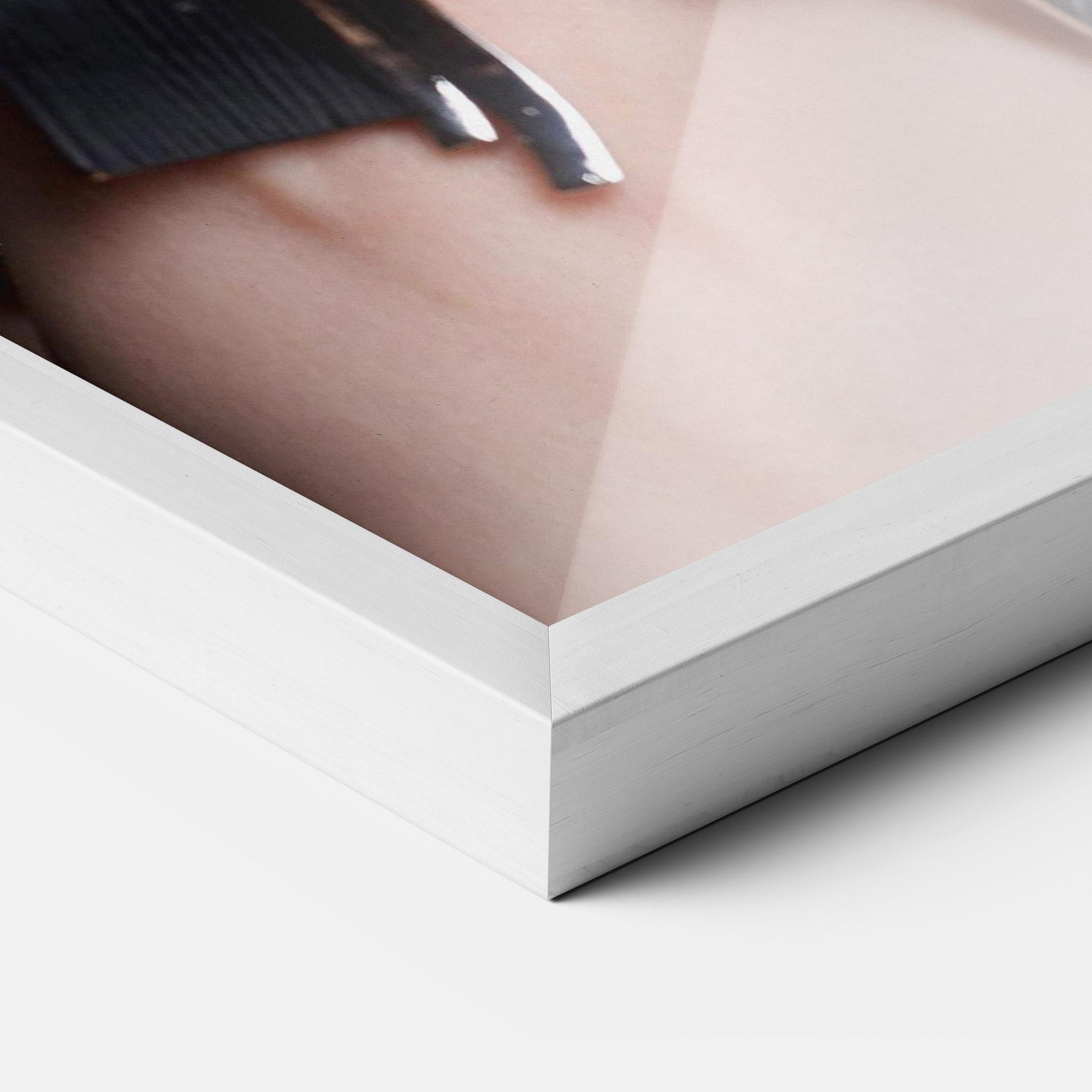 Gerahmte Poster Big Chain Woman mockup 3