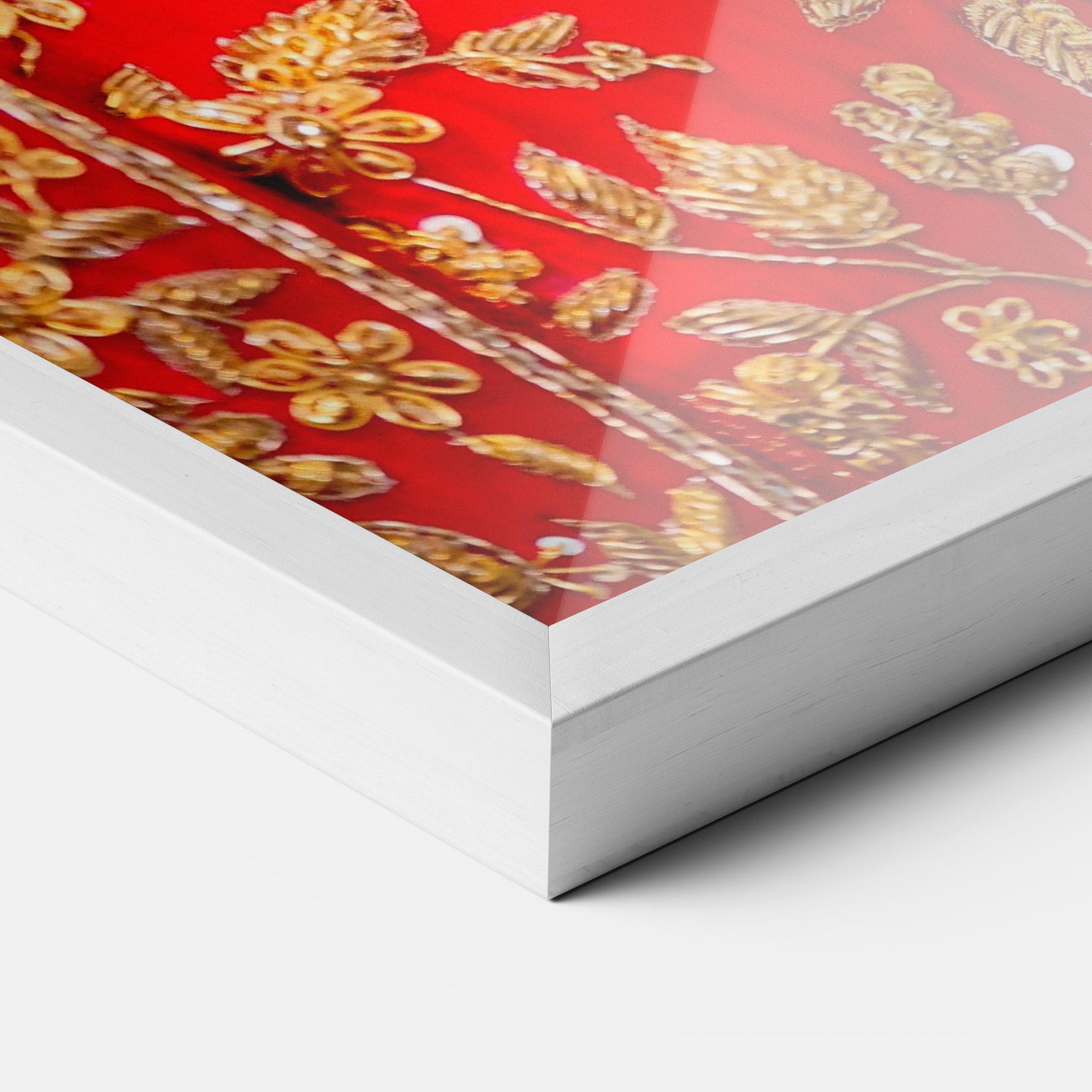 Gerahmte Poster Gold Beautiful Jewelry mockup 3