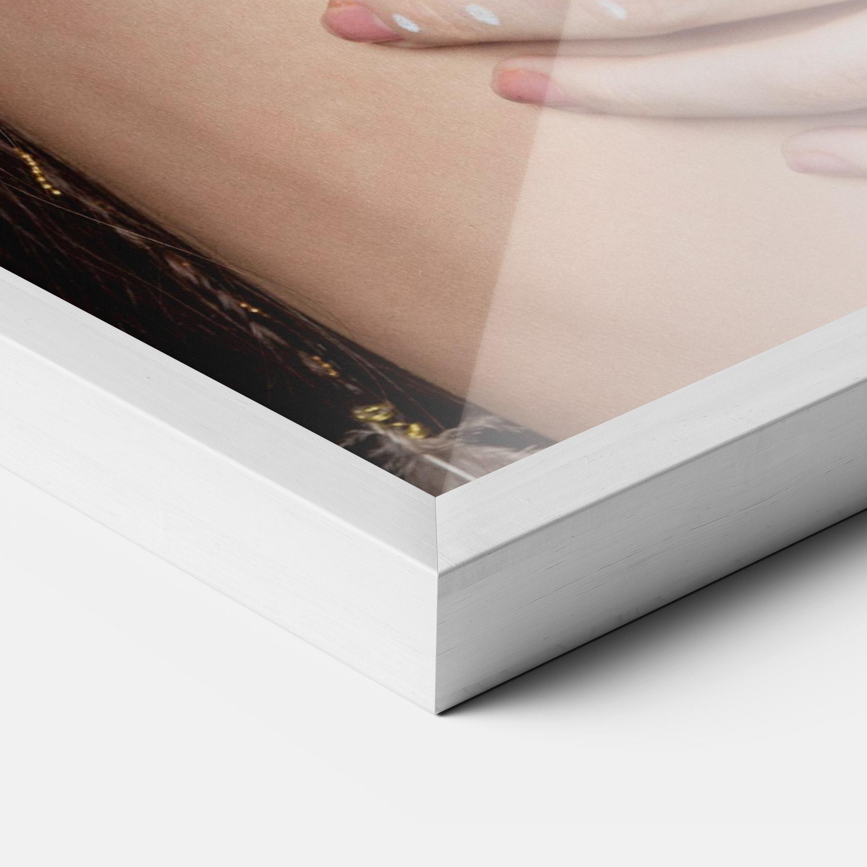 Gerahmte Poster Gold Triangle Earring mockup 3