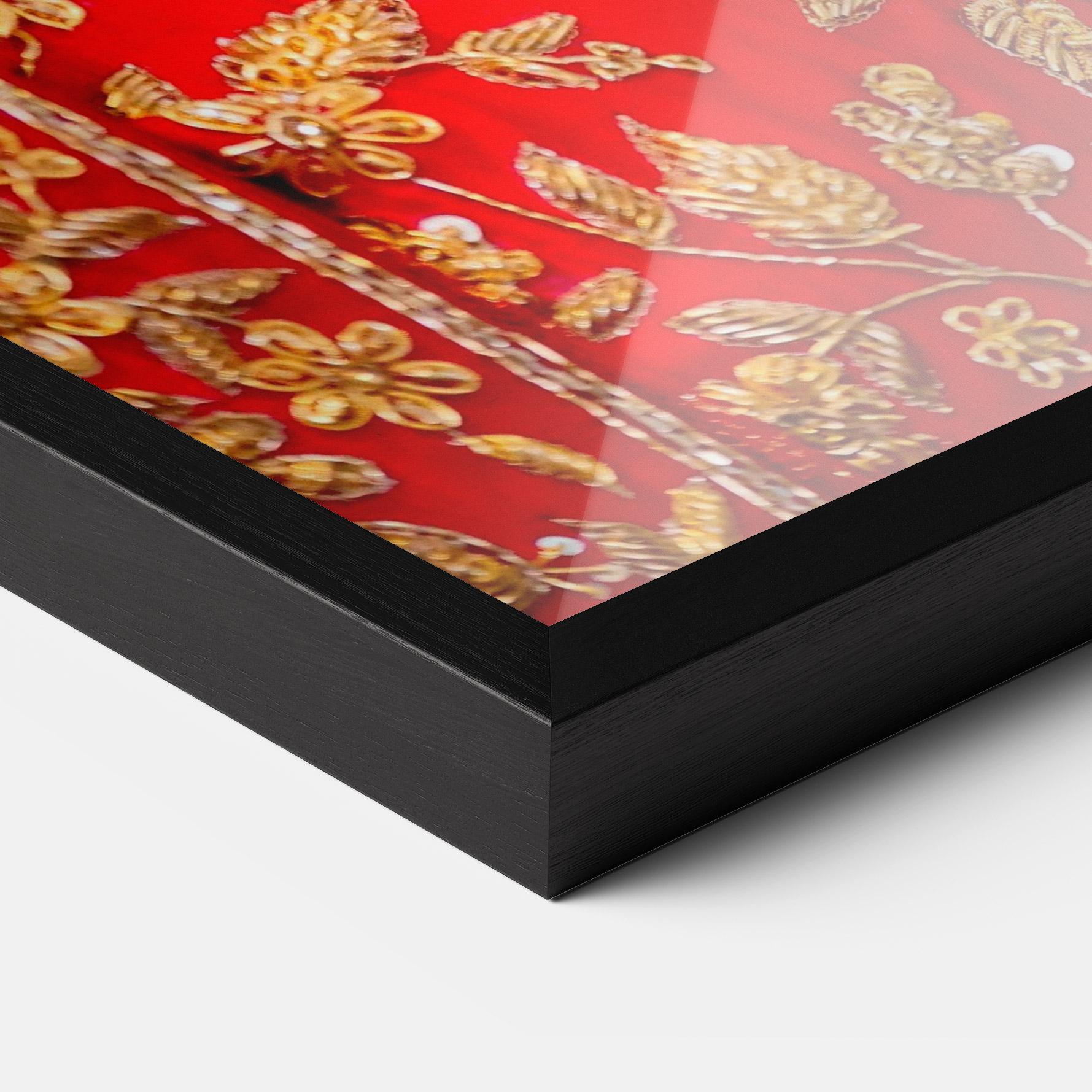 Gerahmte Poster Gold Beautiful Jewelry mockup 3