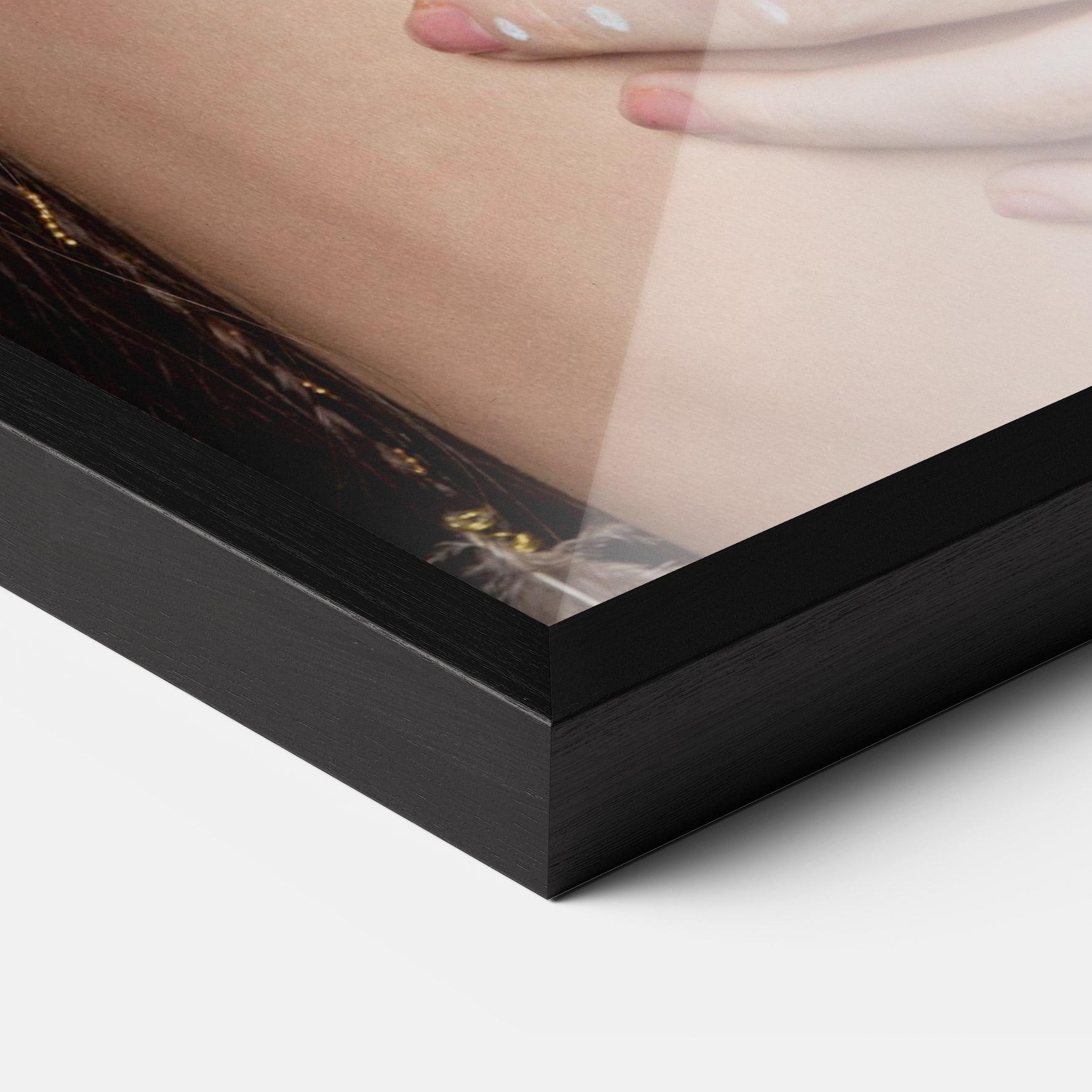 Gerahmte Poster Gold Triangle Earring mockup 3