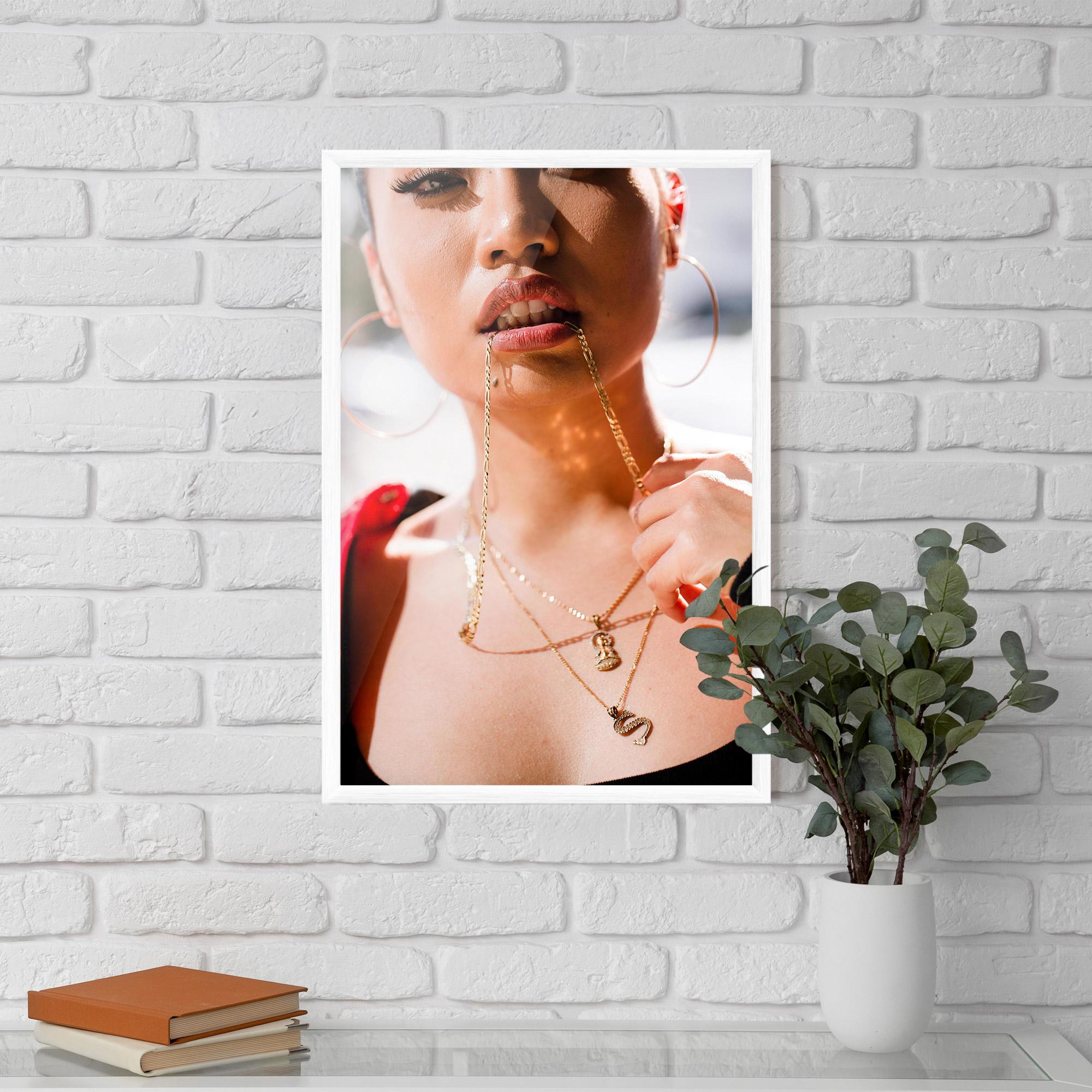 Gerahmte Poster S Gold Necklace mockup 5