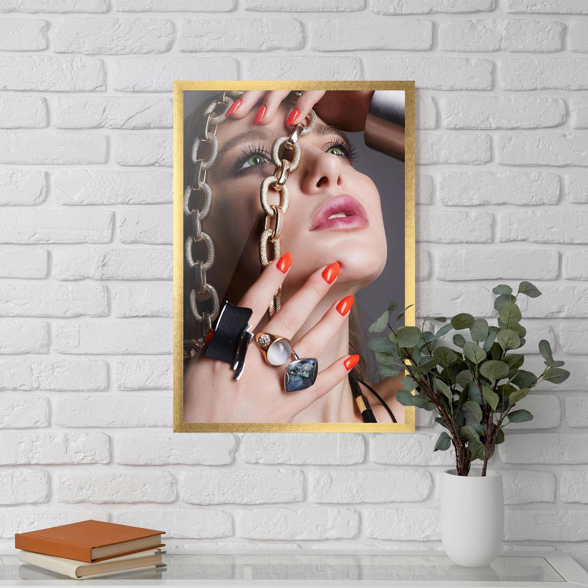 Gerahmte Poster Big Chain Woman mockup 5