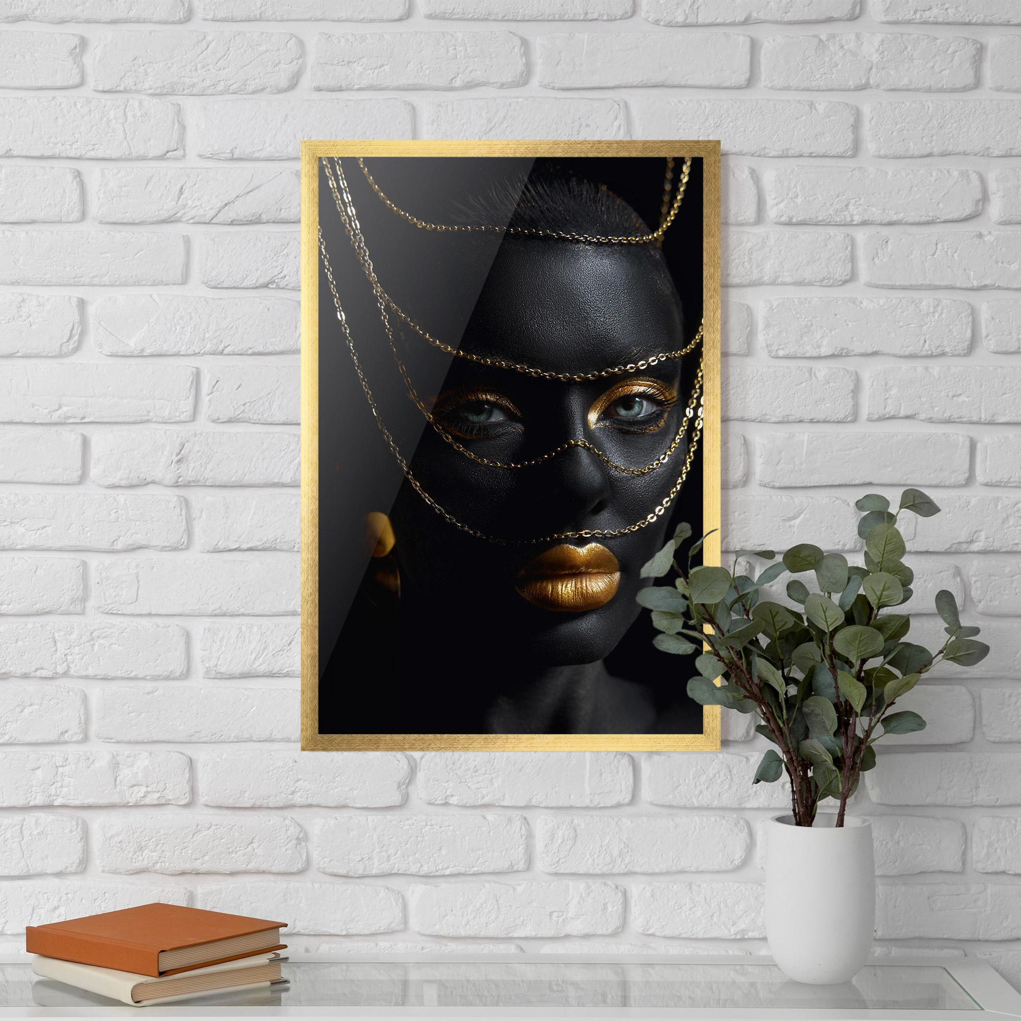 Gerahmte Poster Gold Chain Green Eyes mockup 5
