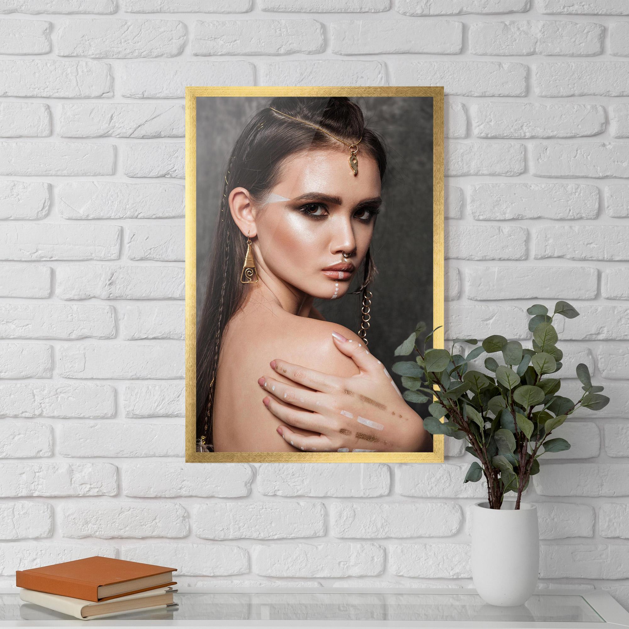 Gerahmte Poster Gold Triangle Earring mockup 5