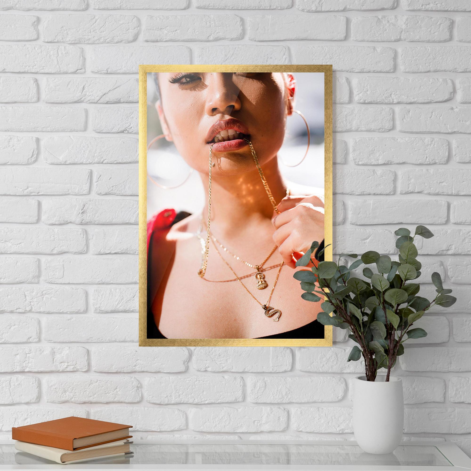 Gerahmte Poster S Gold Necklace mockup 5