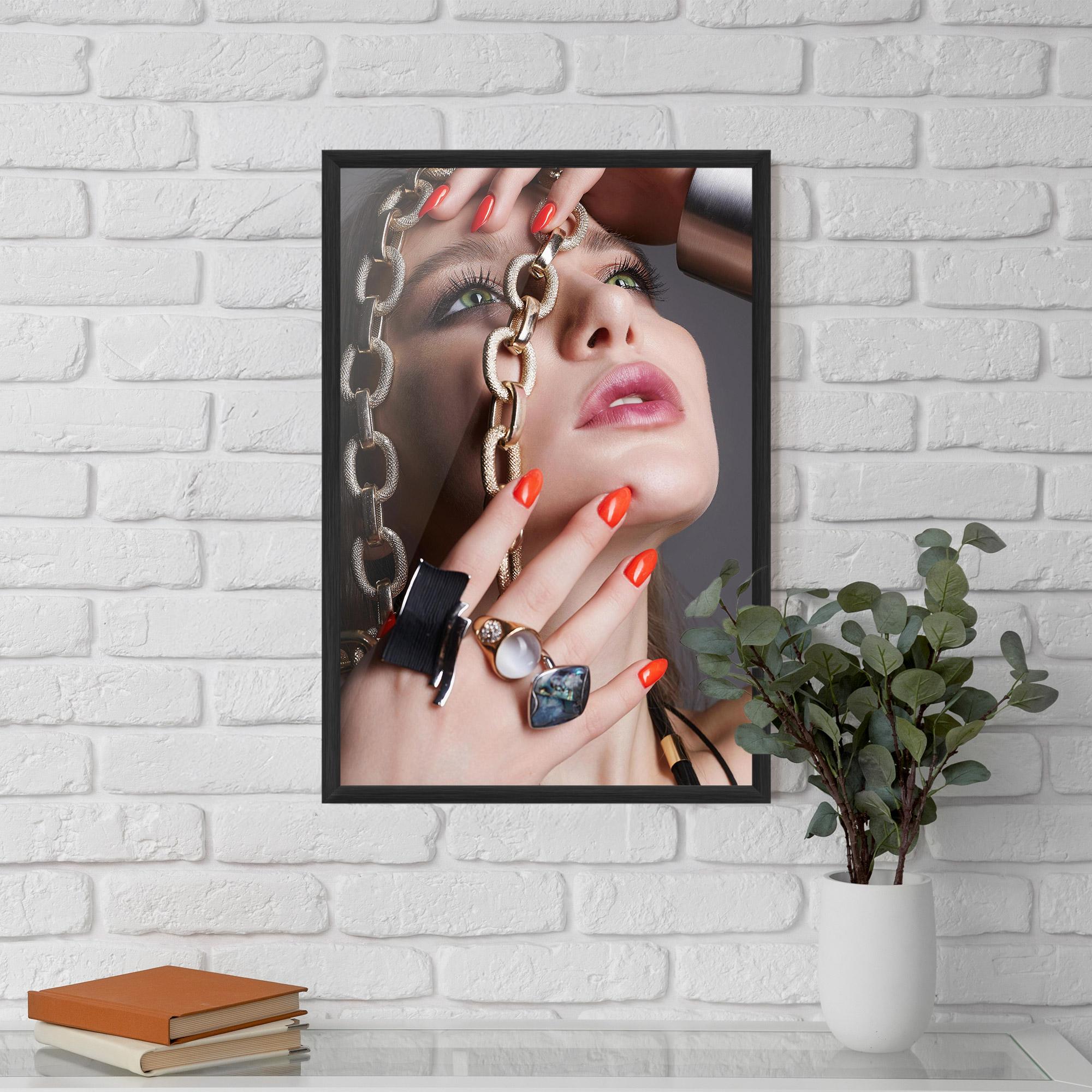 Gerahmte Poster Big Chain Woman mockup 5