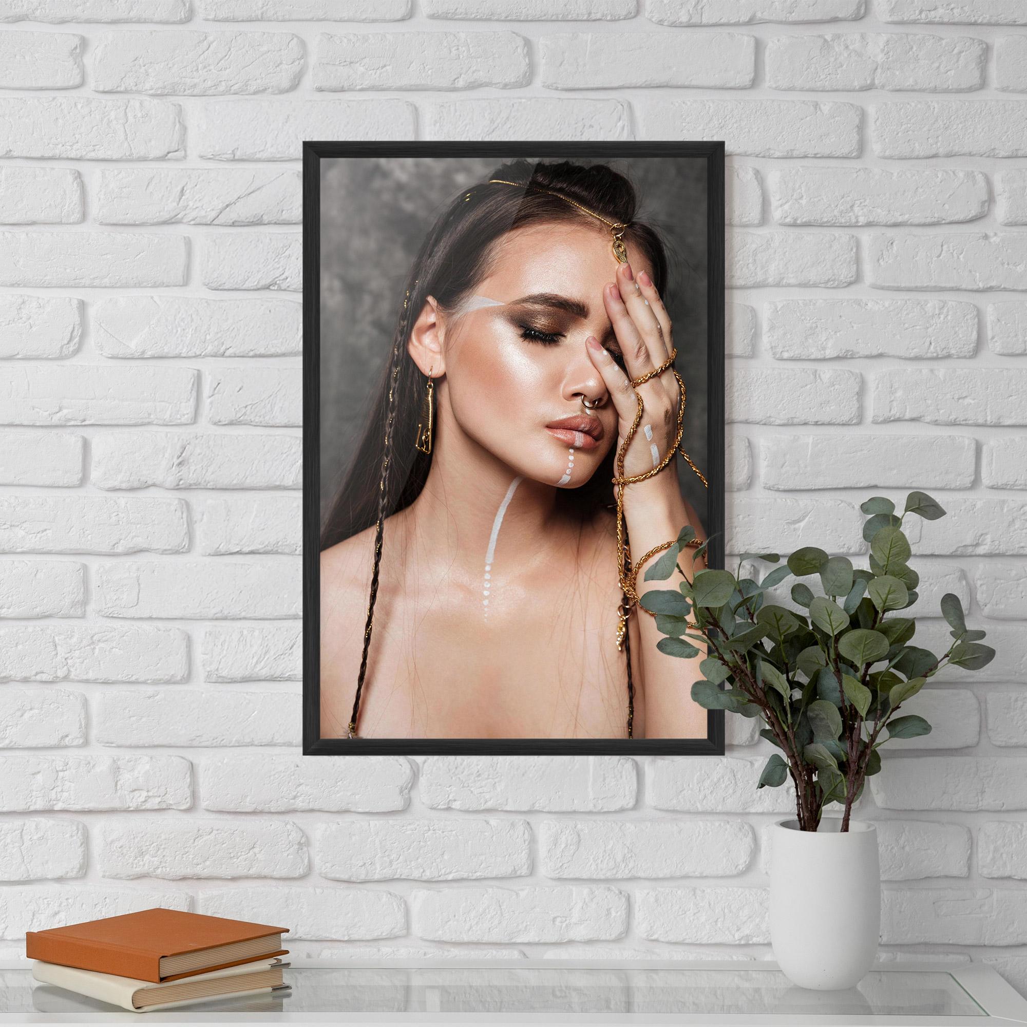 Gerahmte Poster Gold Hand Accessory mockup 5