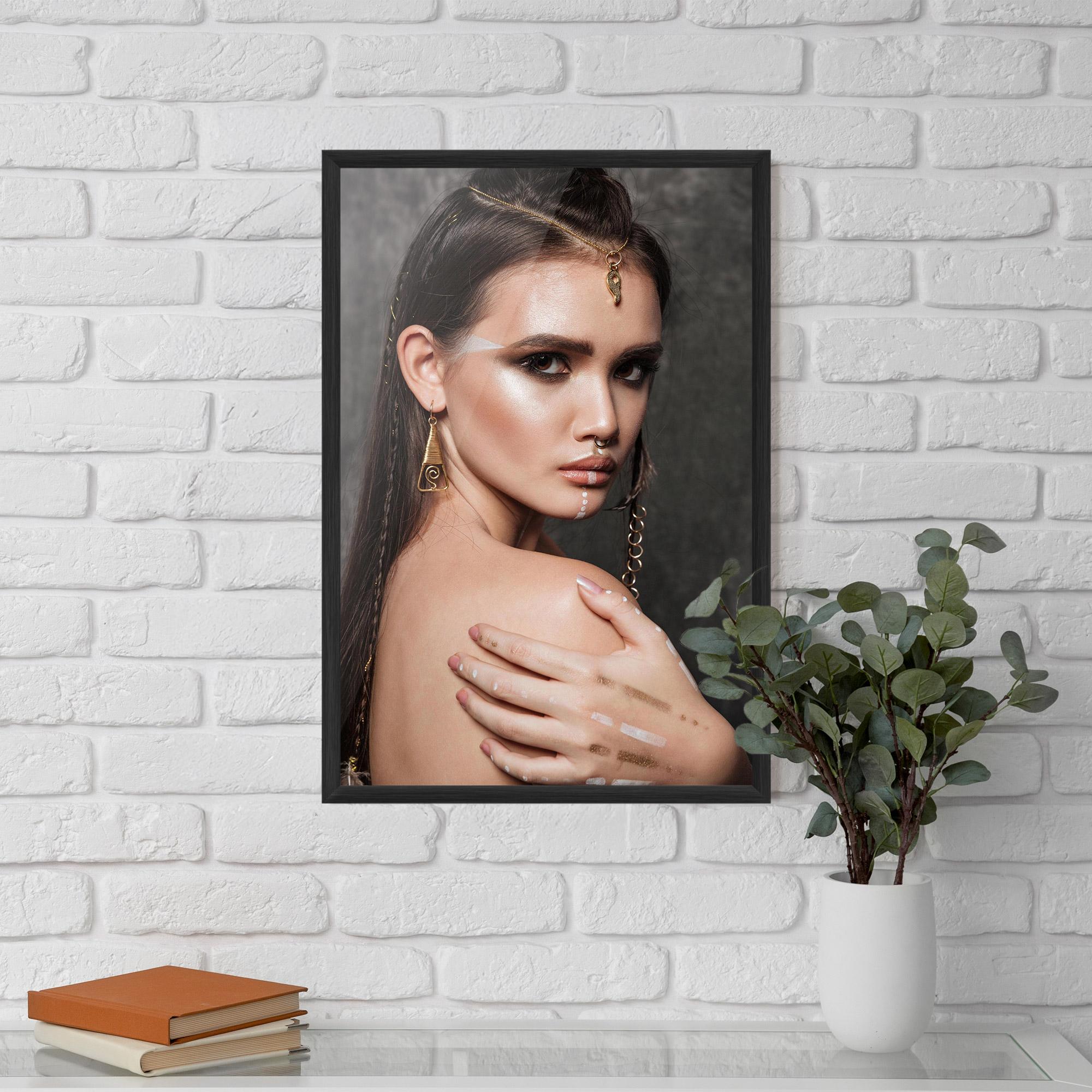 Gerahmte Poster Gold Triangle Earring mockup 5