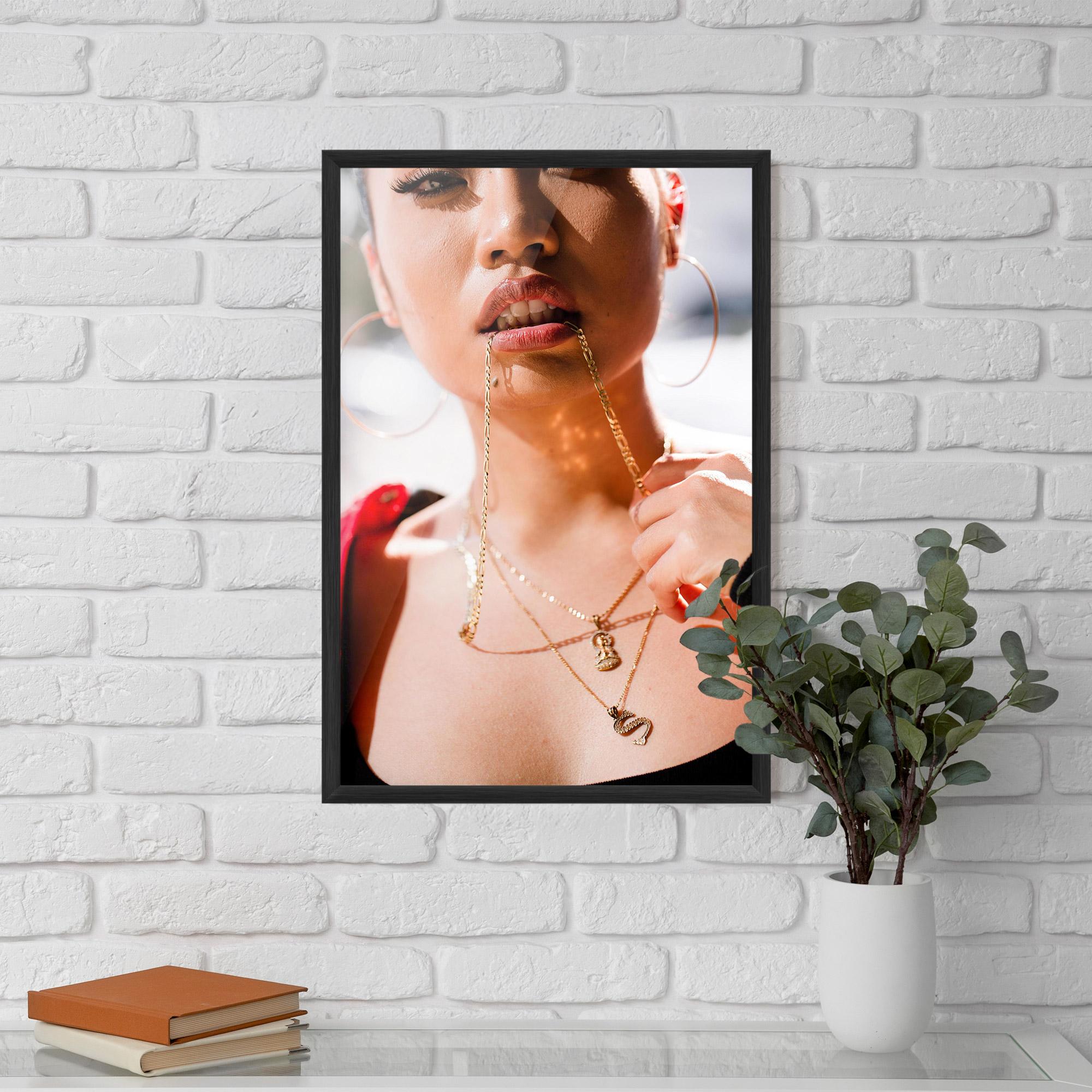 Gerahmte Poster S Gold Necklace mockup 5