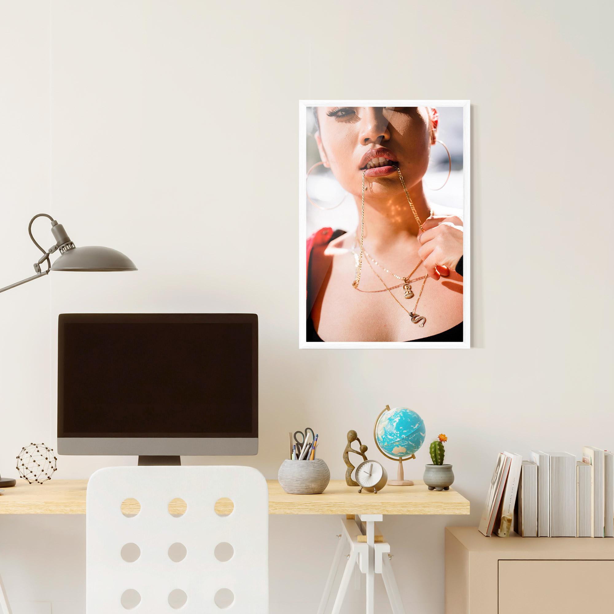 Gerahmte Poster S Gold Necklace mockup 6