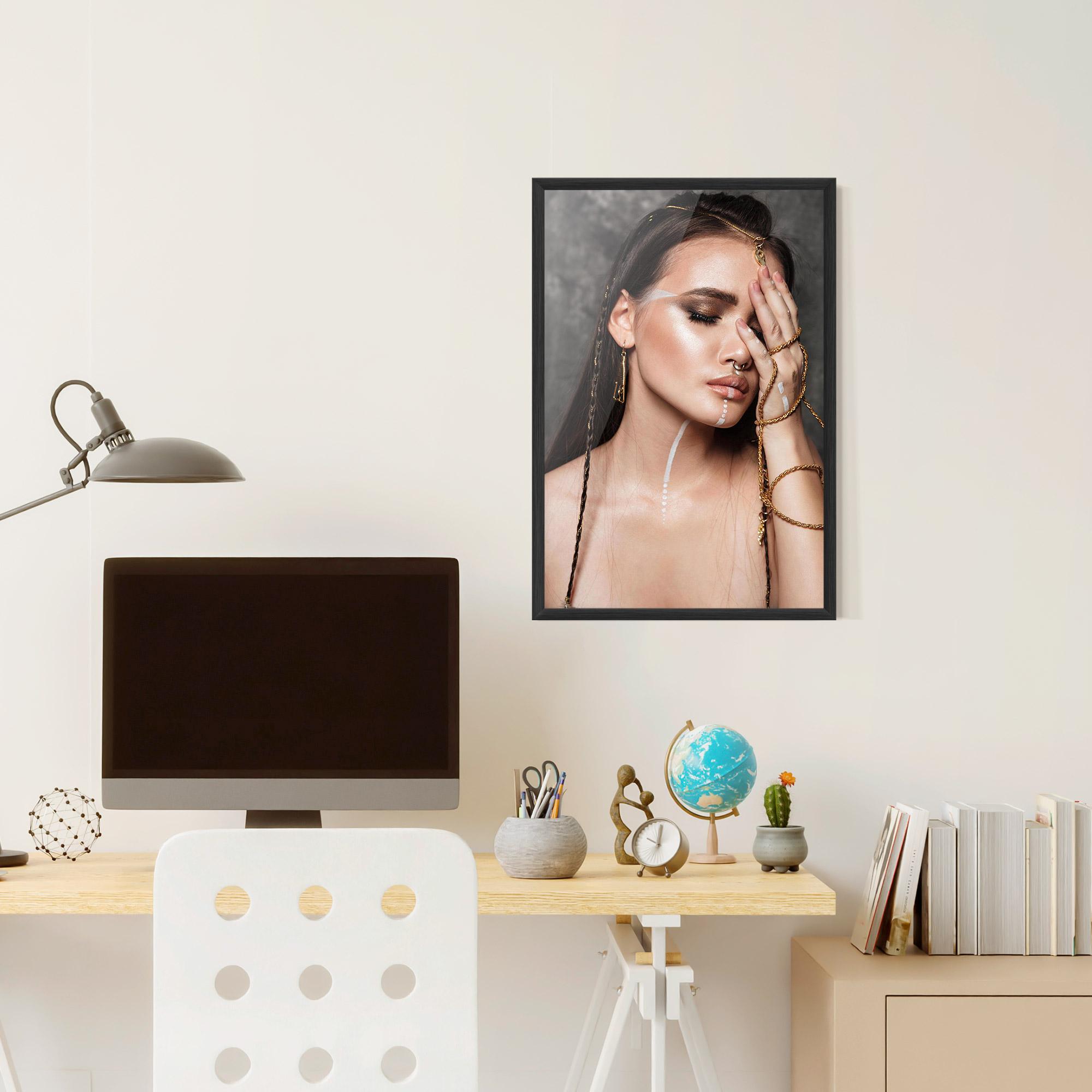 Gerahmte Poster Gold Hand Accessory mockup 6