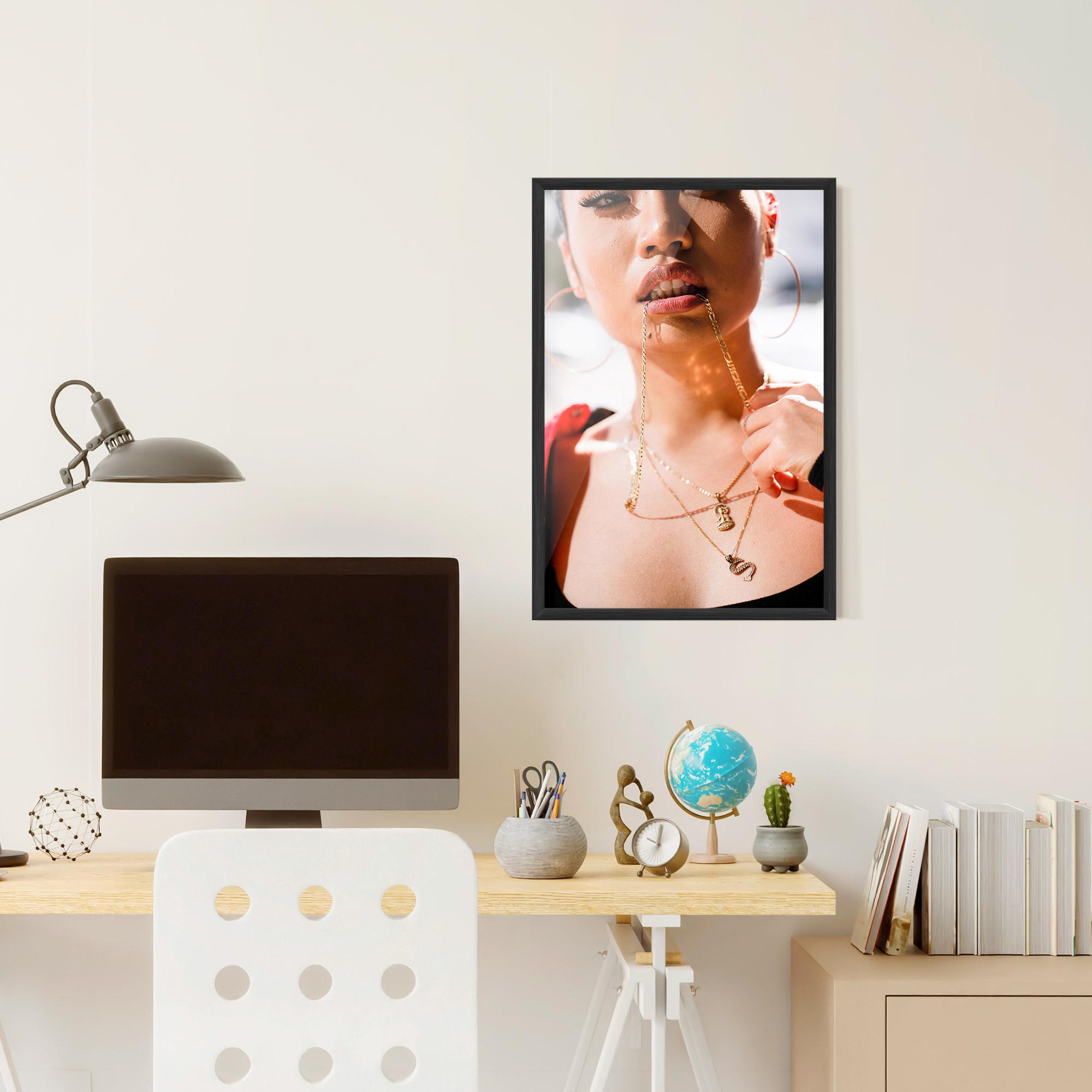 Gerahmte Poster S Gold Necklace mockup 6
