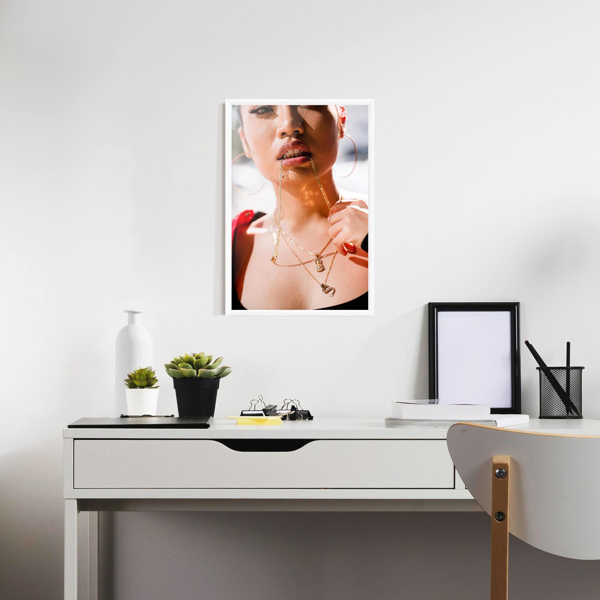 Gerahmte Poster S Gold Necklace mockup 7