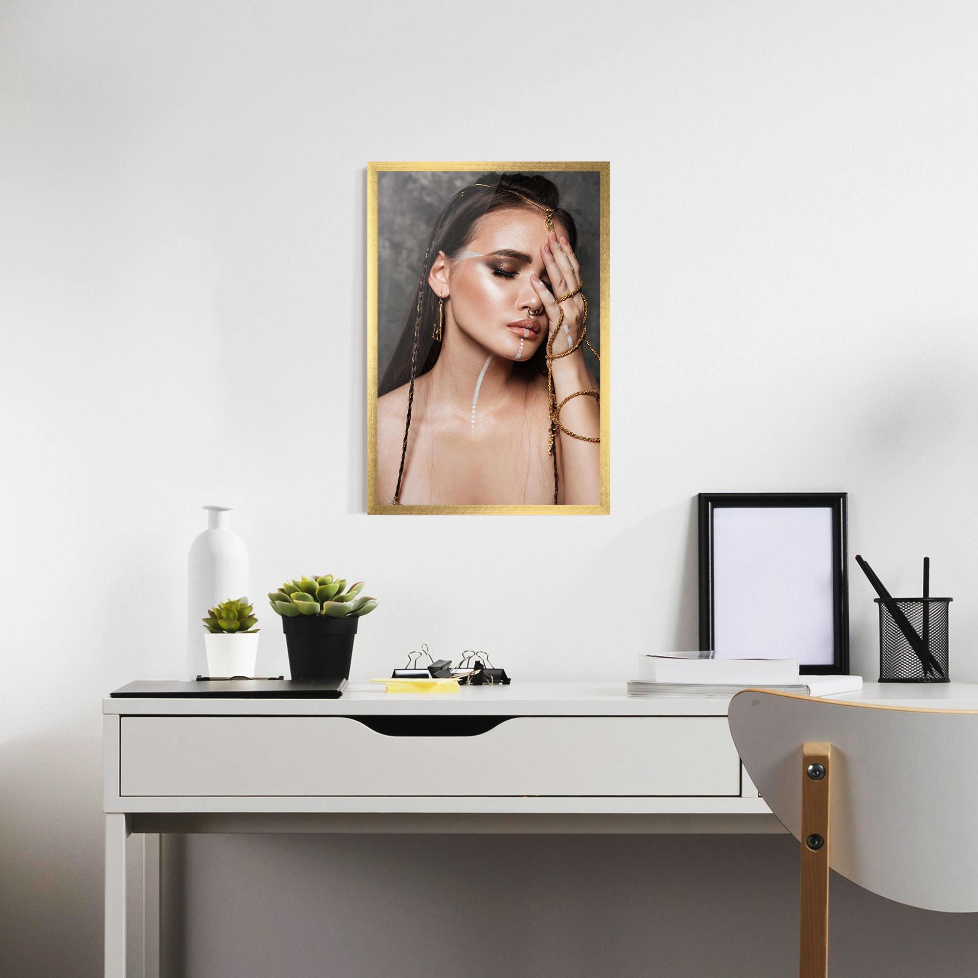 Gerahmte Poster Gold Hand Accessory mockup 7