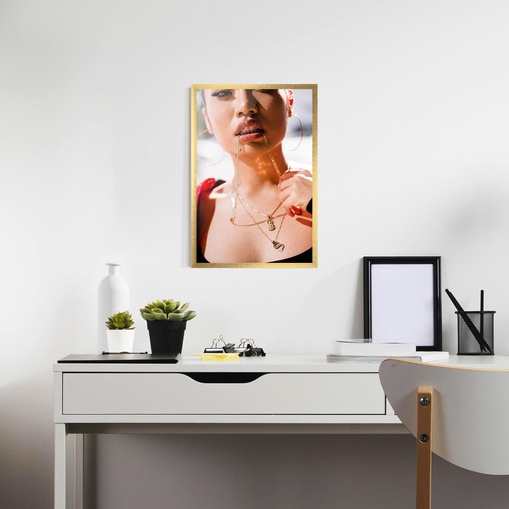 Gerahmte Poster S Gold Necklace mockup 7