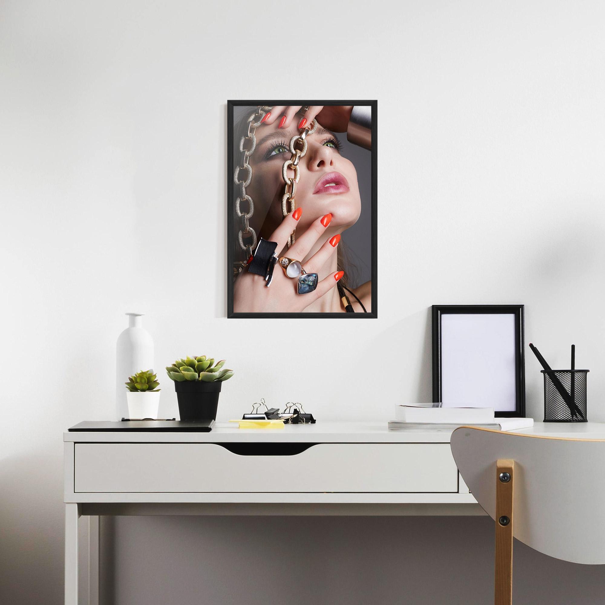 Gerahmte Poster Big Chain Woman mockup 7