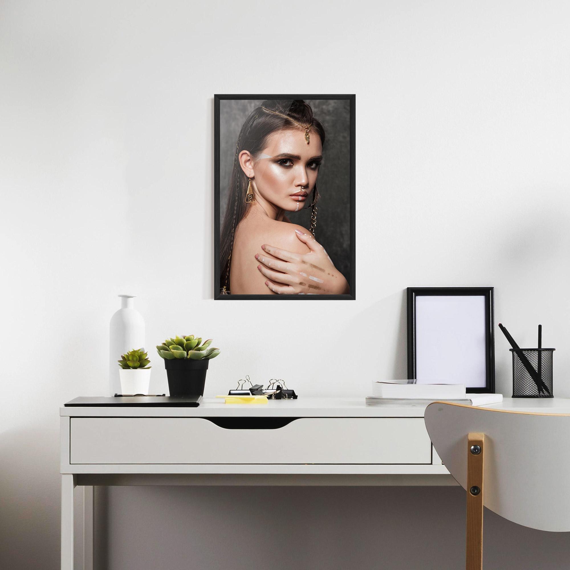 Gerahmte Poster Gold Triangle Earring mockup 7