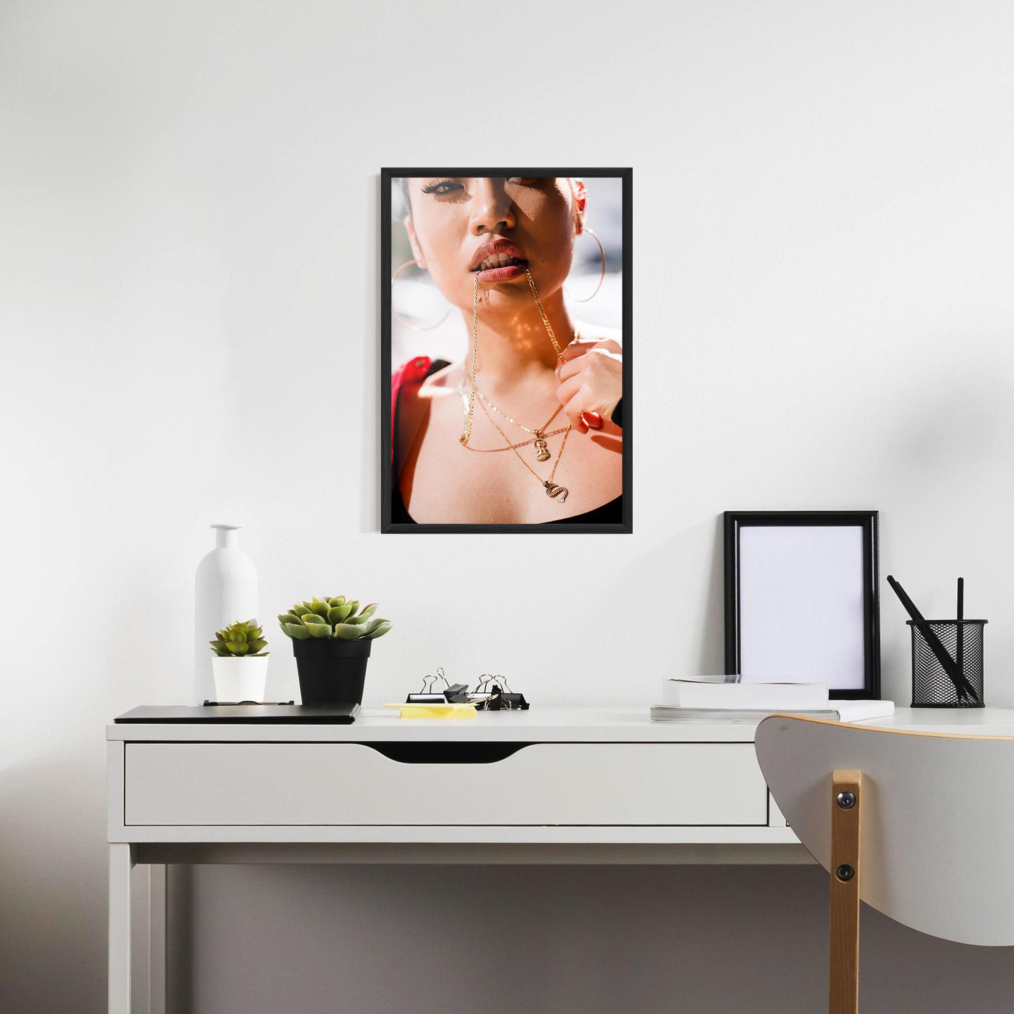 Gerahmte Poster S Gold Necklace mockup 7