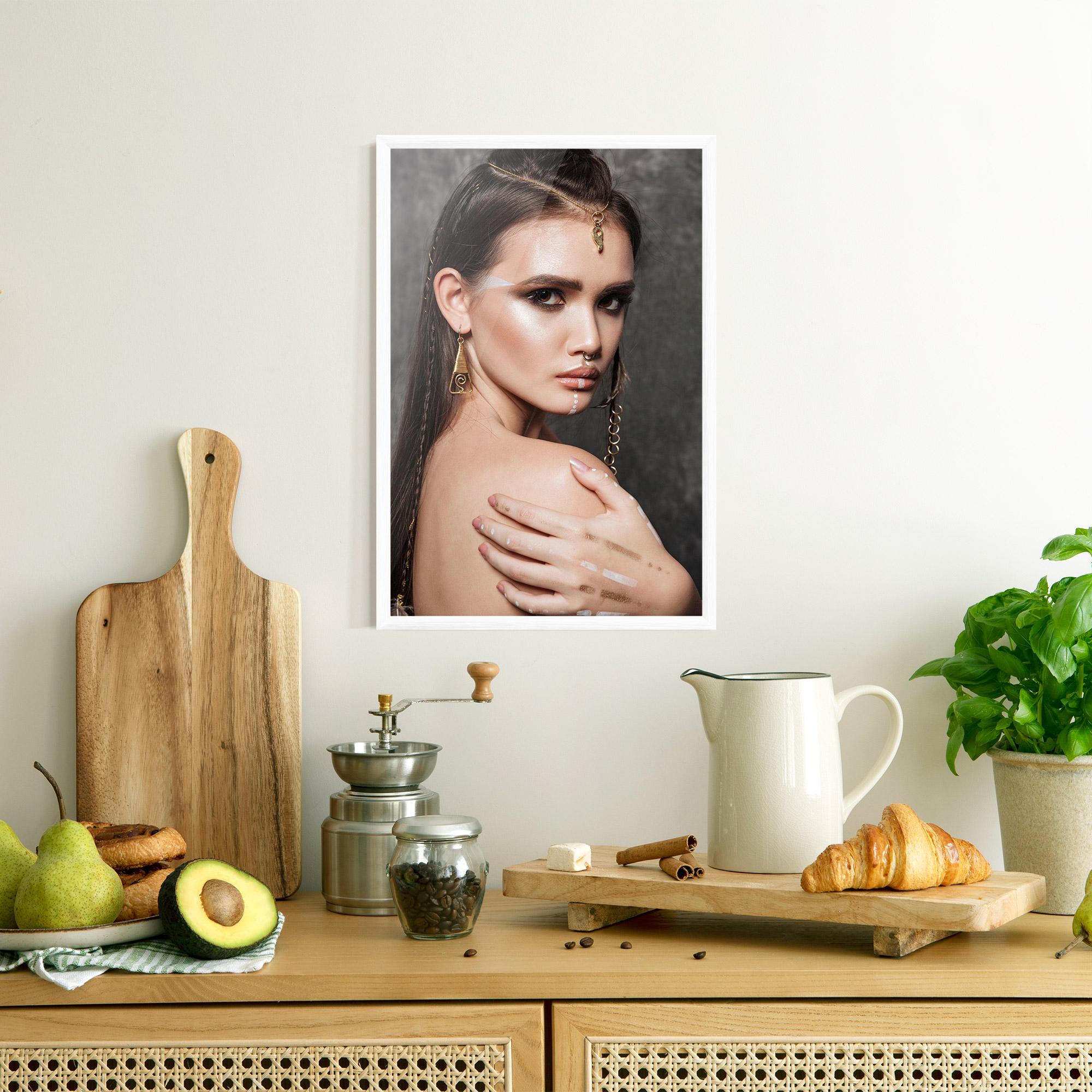 Gerahmte Poster Gold Triangle Earring mockup 8