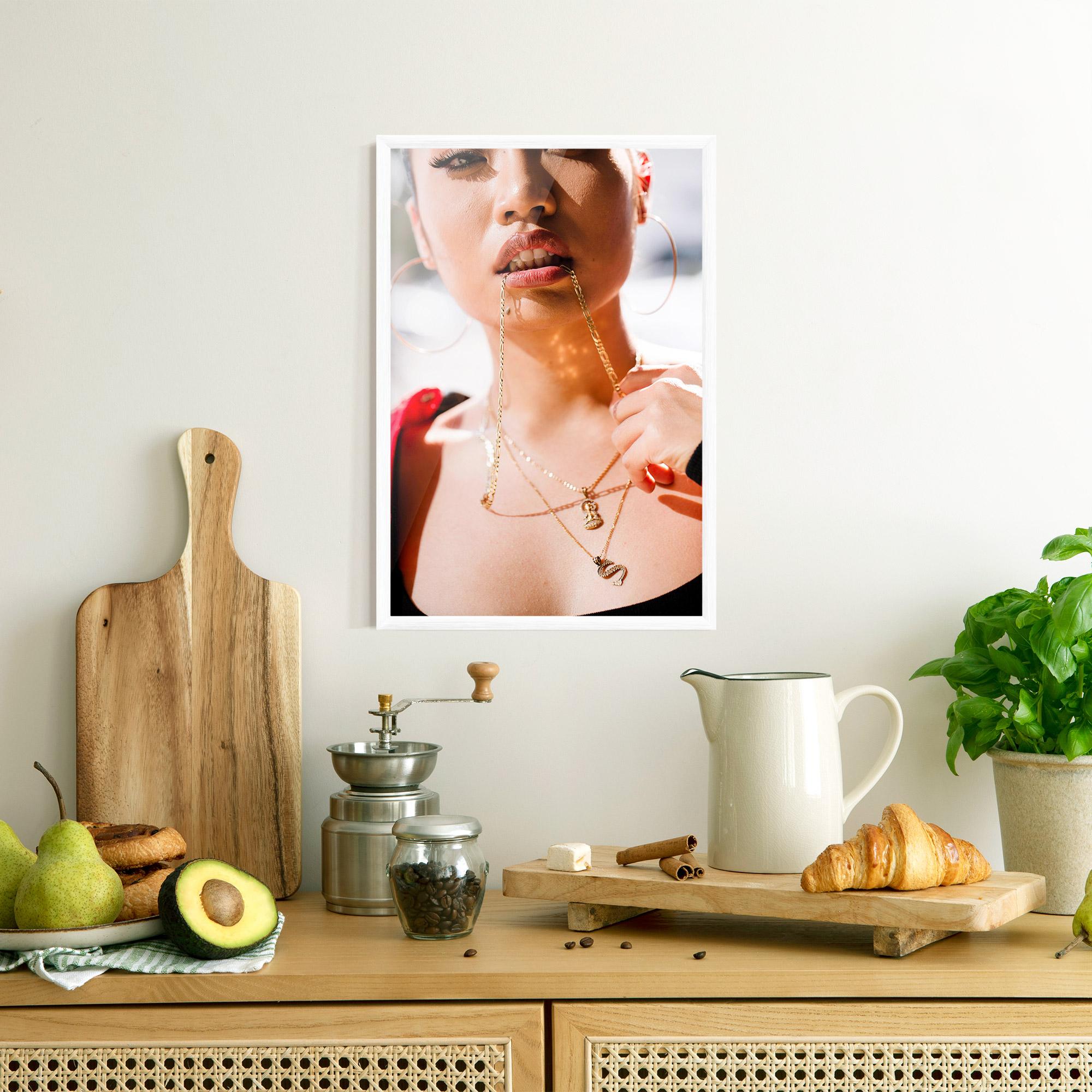 Gerahmte Poster S Gold Necklace mockup 8