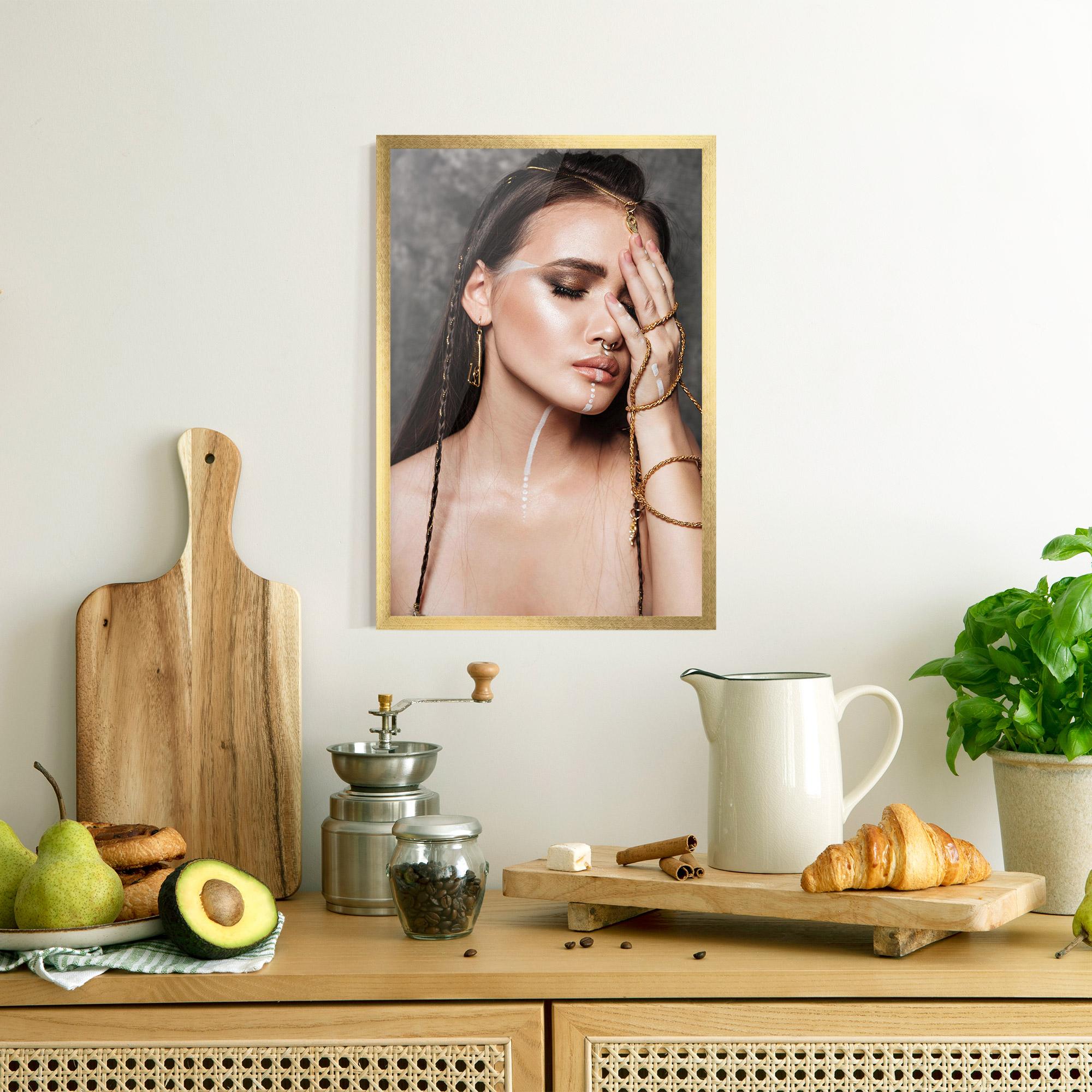 Gerahmte Poster Gold Hand Accessory mockup 8