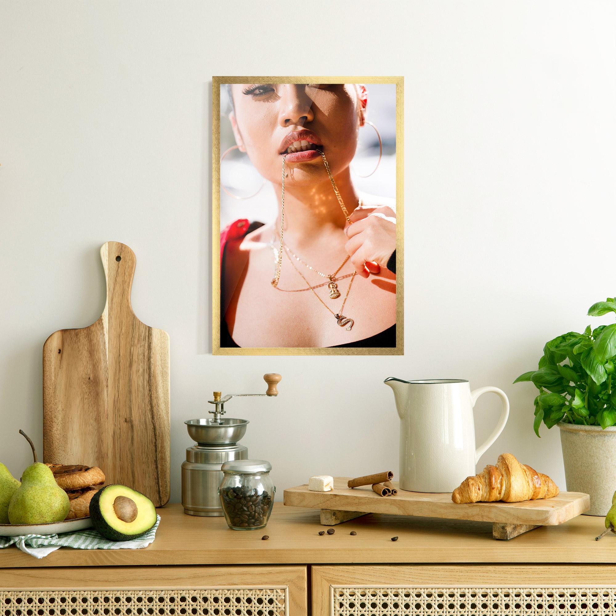 Gerahmte Poster S Gold Necklace mockup 8