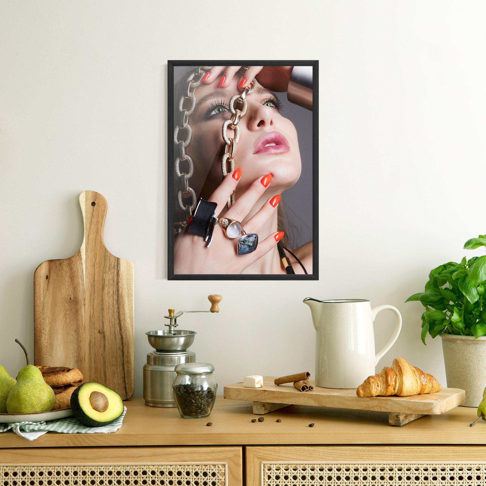 Gerahmte Poster Big Chain Woman mockup 8