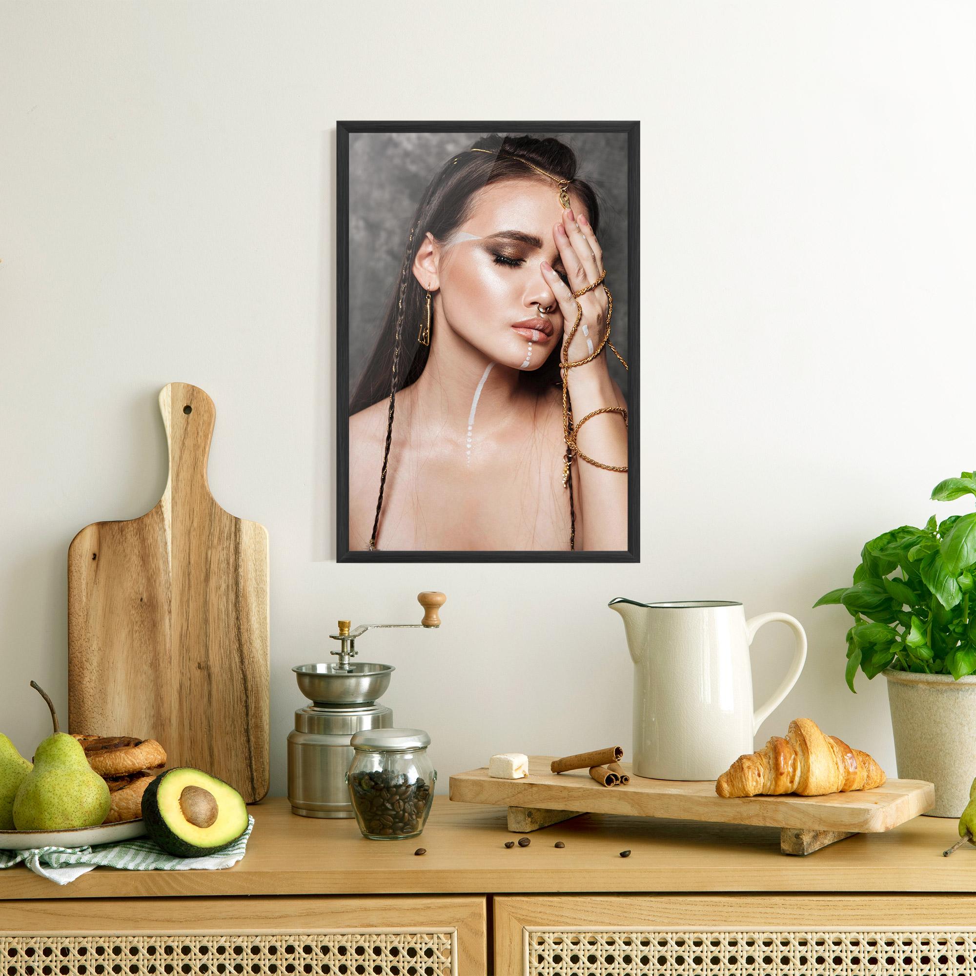 Gerahmte Poster Gold Hand Accessory mockup 8